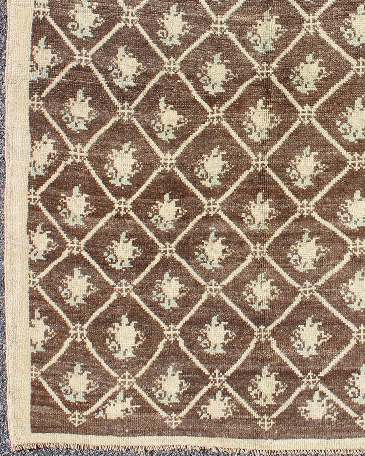 Turkish Tulu Carpet in Shades of Brown, rug TU-ALK-3561 , country of origin / type: Turkey / Oushak, circa mid-20th Century.

This Tulu carpet features tribal motifs laid across a chocolate brown field and enclosed within an cream border. Tulu rugs