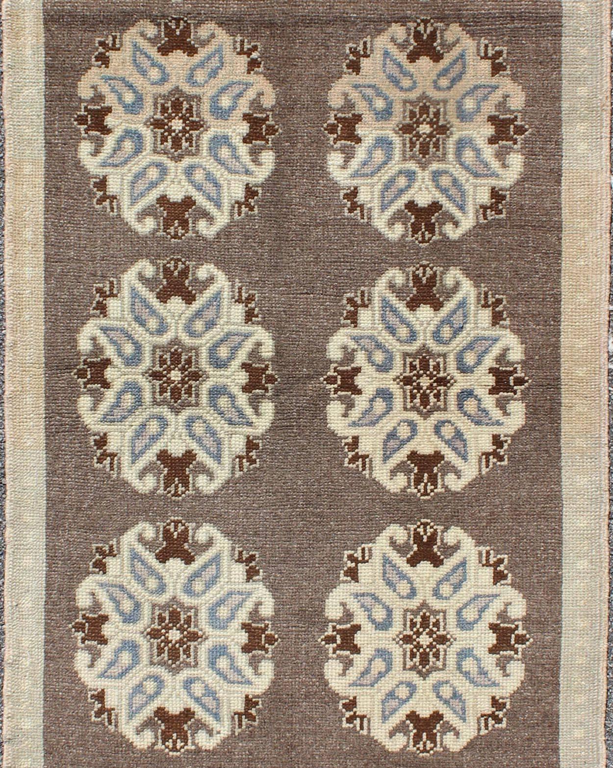 Tribal Turkish Oushak Carpet with Floral Medallions in Taupe, Ivory and Blue In Excellent Condition For Sale In Atlanta, GA