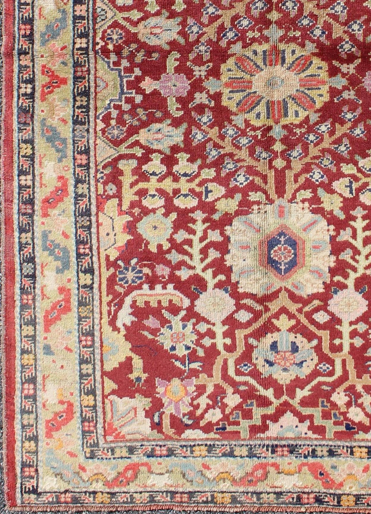 Oushak Carpet with Scattered Vines and Flowers on a Red Field
rug/en-141107  origin/ turkey

Handwoven in Turkey, this antique Oushak rug features scattered and repeating vines and floral medallions in the central field, which are brought to life on