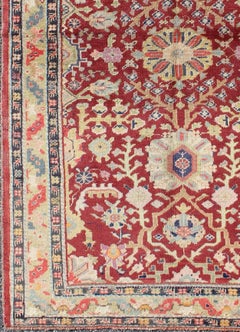 Türkischer Vintage-Oushak-Teppich in tiefem Karmesinrot, sanftem Gold und hellem Blau mit Blumenmuster