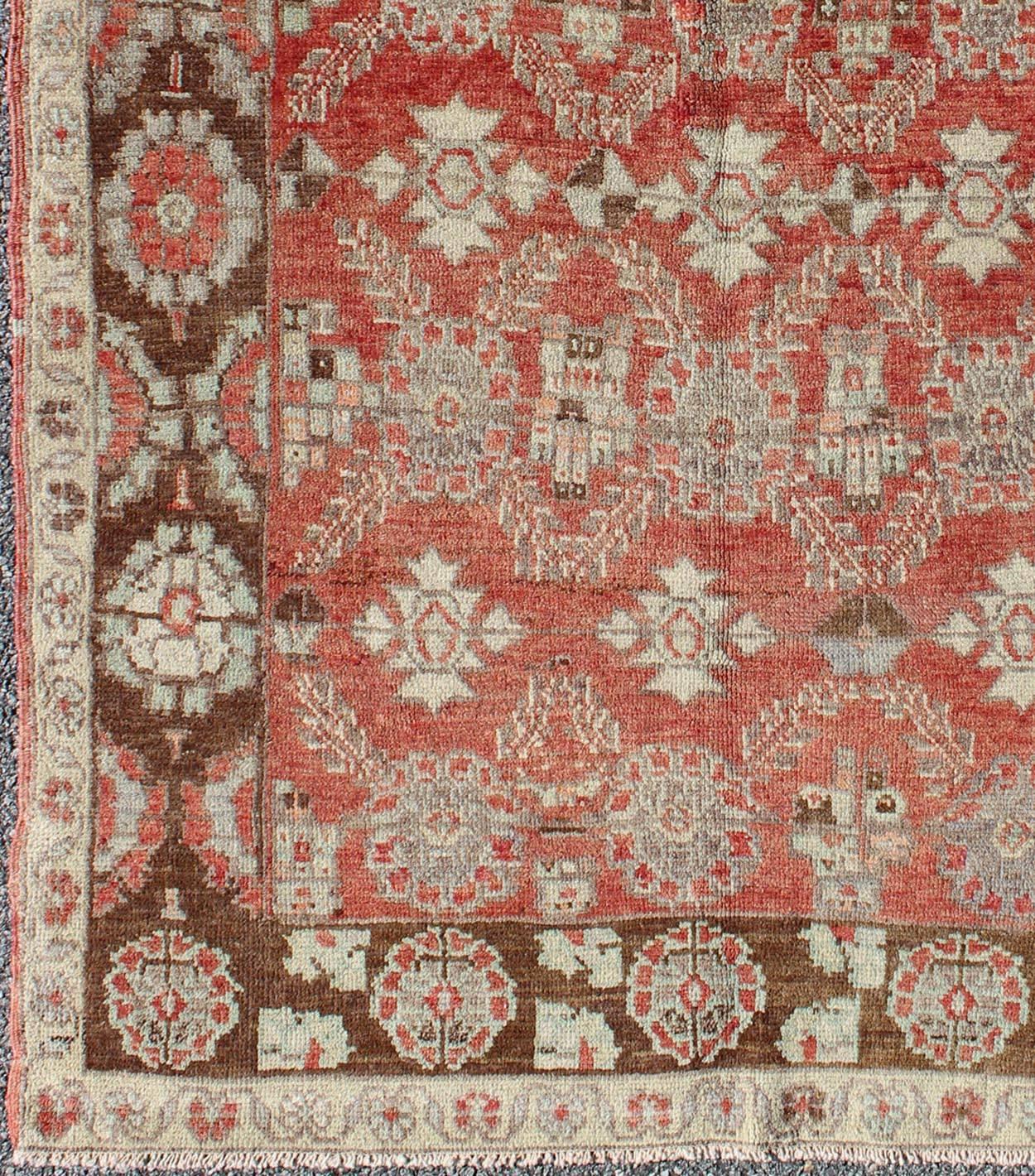 Vintage Oushak Carpet with Interconnected Floral Designs. Keivan Woven Arts rug# EN-142192 origin/turkey

Measures: 3'8 x 5'6

This vintage Oushak rug features an intricately beautiful design. The central field is composed of alternating and