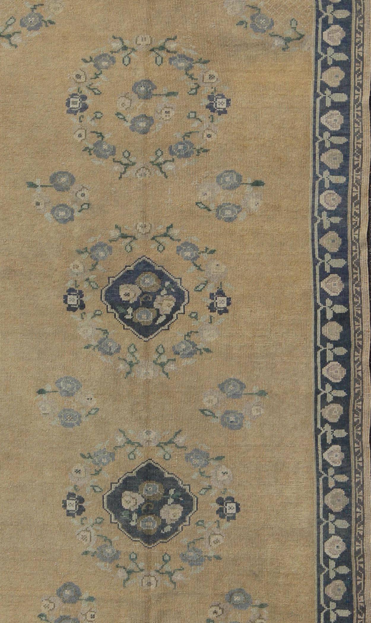 Hand-Knotted Oushak Gallery Rug from Mid-20th Century Turkey with Floral Design For Sale