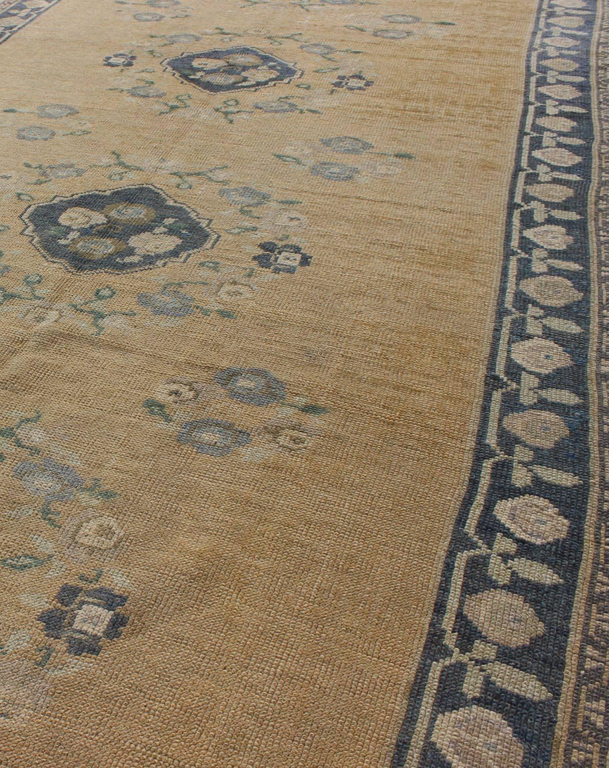 Oushak Gallery Rug from Mid-20th Century Turkey with Floral Design In Excellent Condition For Sale In Atlanta, GA