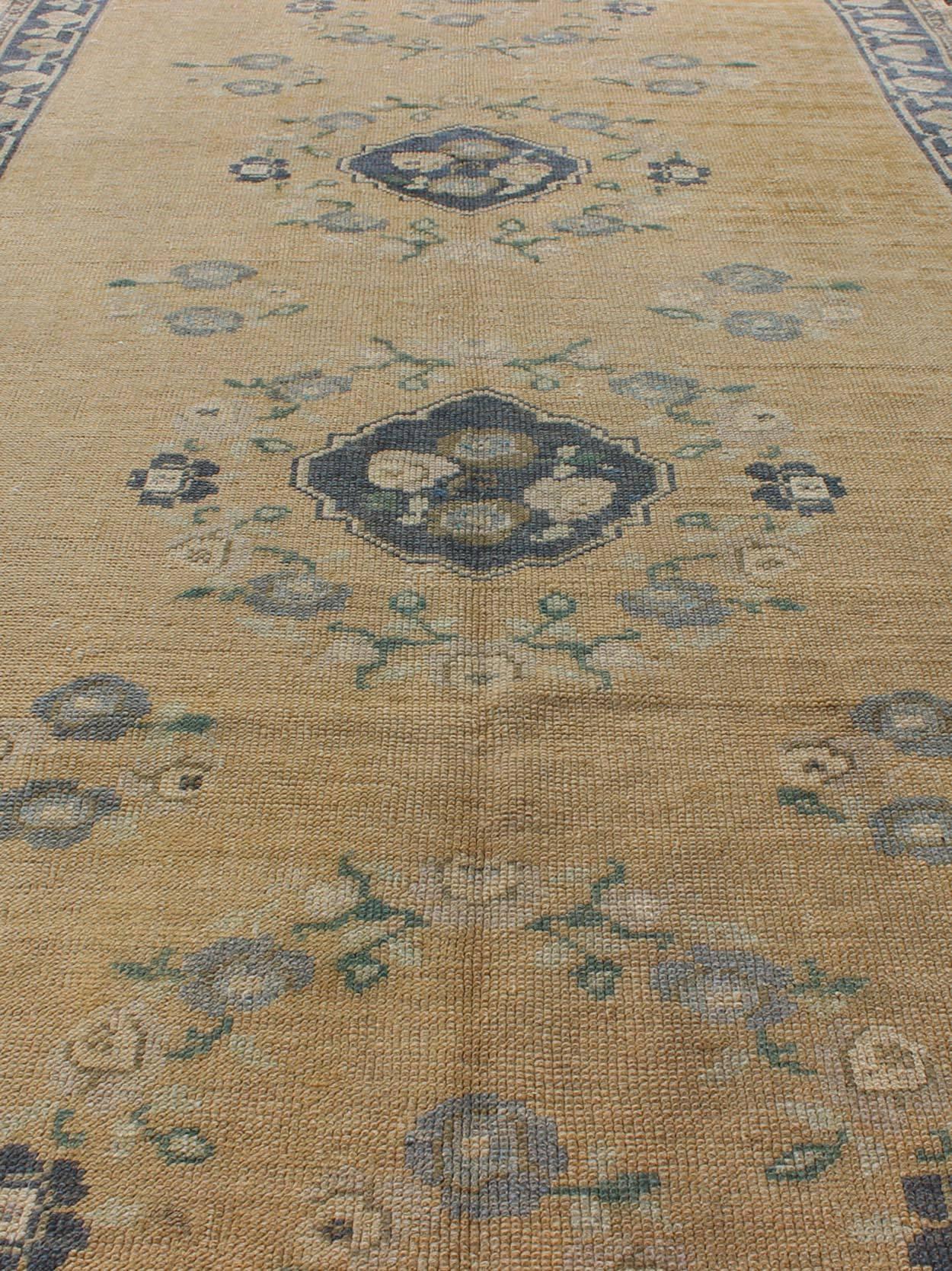Oushak Galerieteppich aus der Türkei aus der Mitte des 20. Jahrhunderts mit floralem Design (Wolle) im Angebot