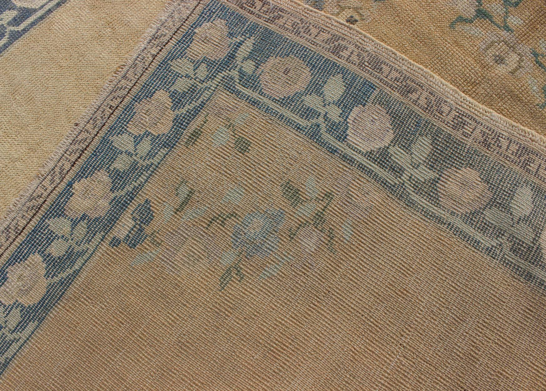 Oushak Galerieteppich aus der Türkei aus der Mitte des 20. Jahrhunderts mit floralem Design im Angebot 1