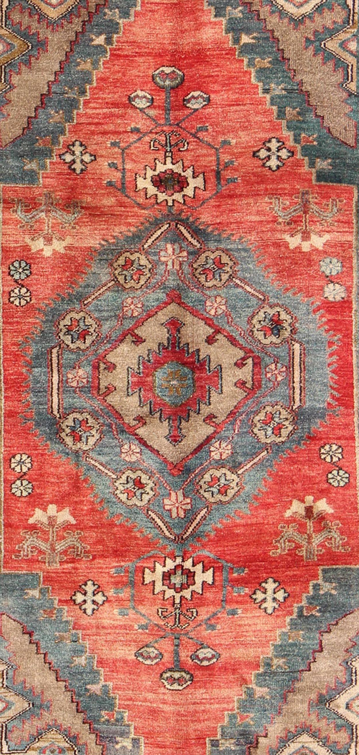 Türkischer Konya-Teppich mit geometrischem Stammesmuster (Oushak) im Angebot