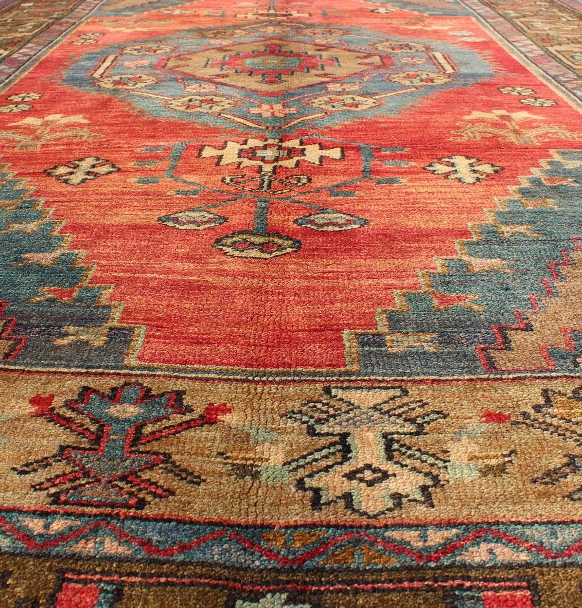 Türkischer Konya-Teppich mit geometrischem Stammesmuster (Frühes 20. Jahrhundert) im Angebot