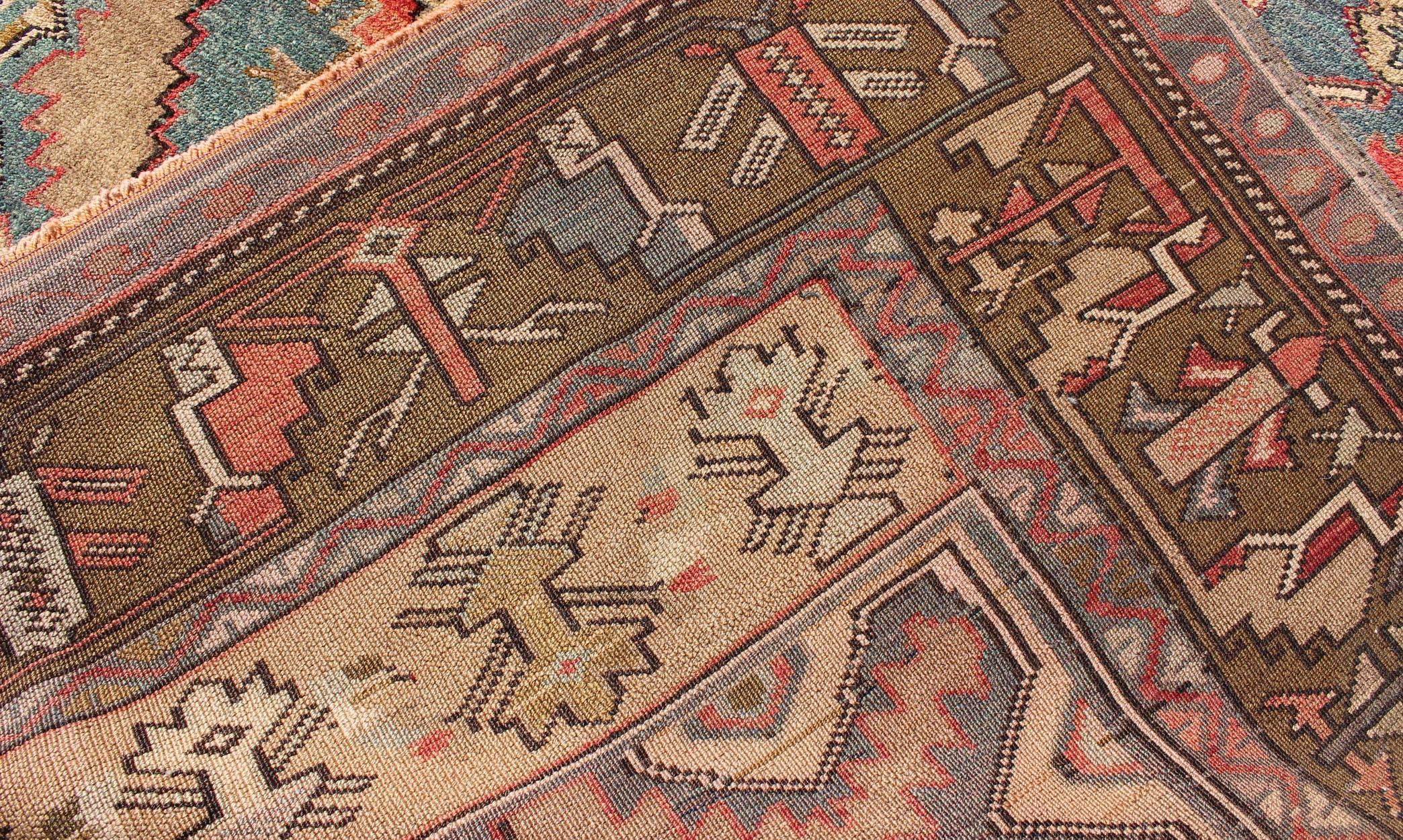 Türkischer Konya-Teppich mit geometrischem Stammesmuster (Wolle) im Angebot