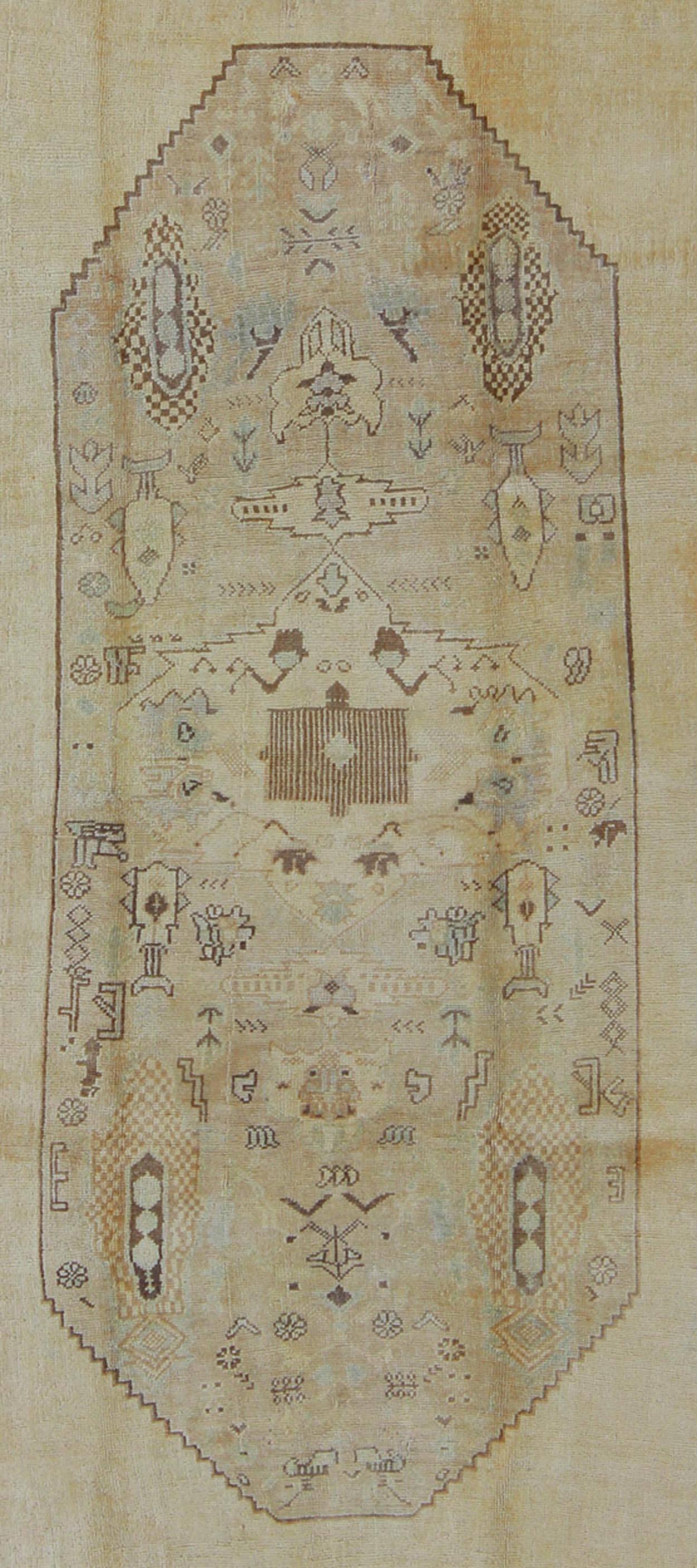 Türkischer Oushak-Teppich im Vintage-Stil mit Stammesfiguren in einer erdigen Farbpalette, Vintage (Handgeknüpft) im Angebot