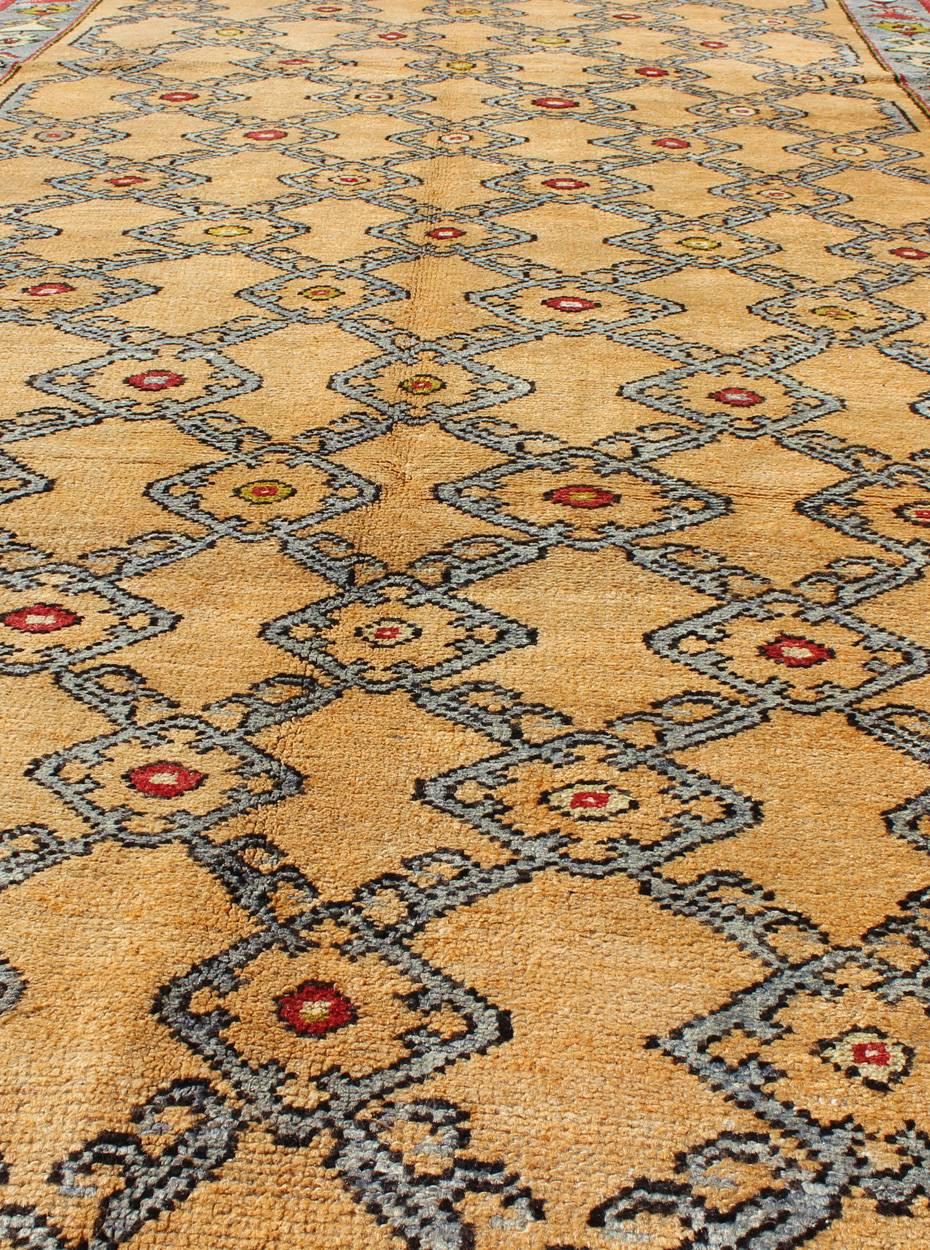 Bunter türkischer Oushak-Läufer mit auffälligem gelbem Feld und geometrischen Motiven (20. Jahrhundert) im Angebot