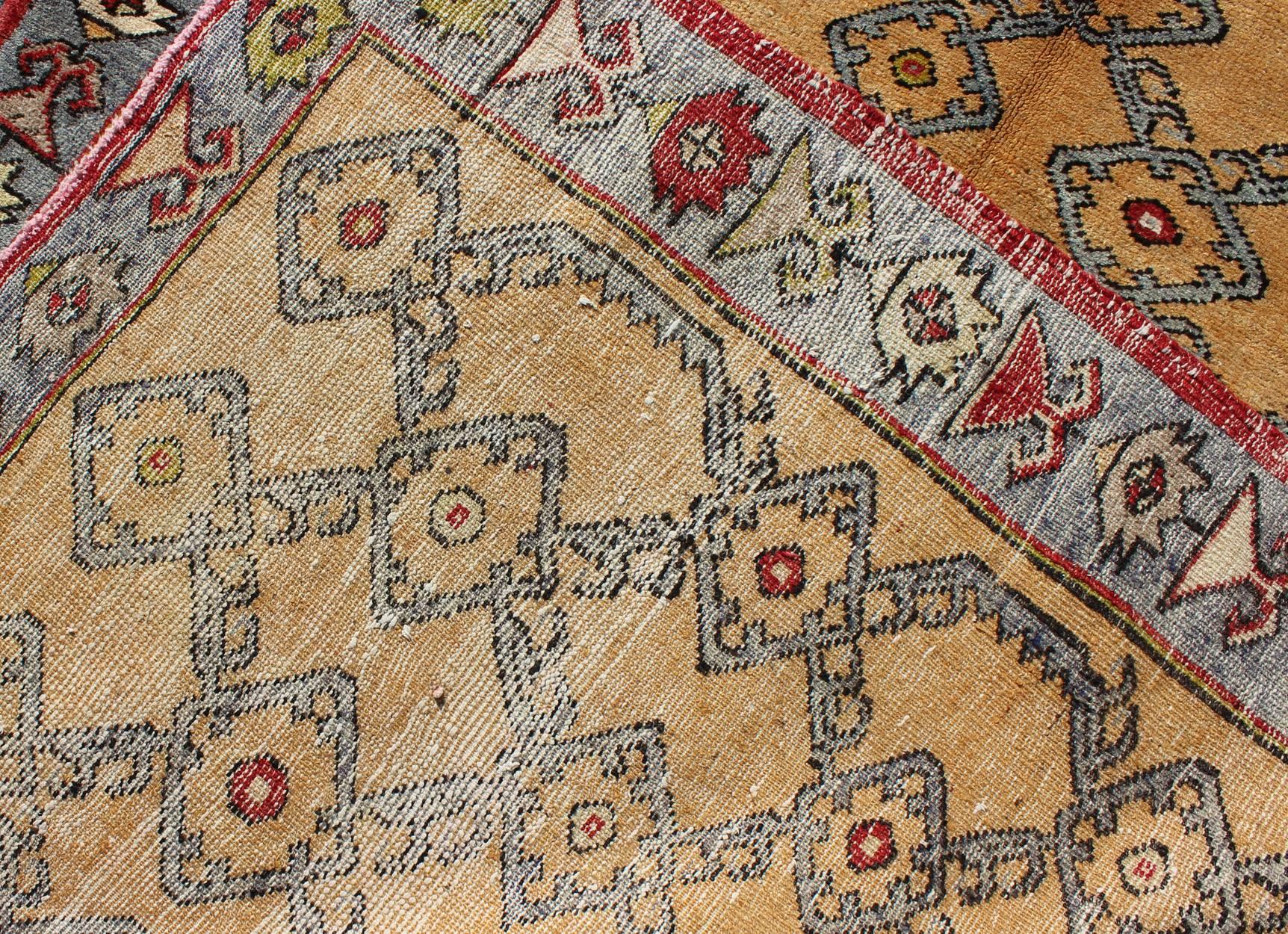 Bunter türkischer Oushak-Läufer mit auffälligem gelbem Feld und geometrischen Motiven (Wolle) im Angebot