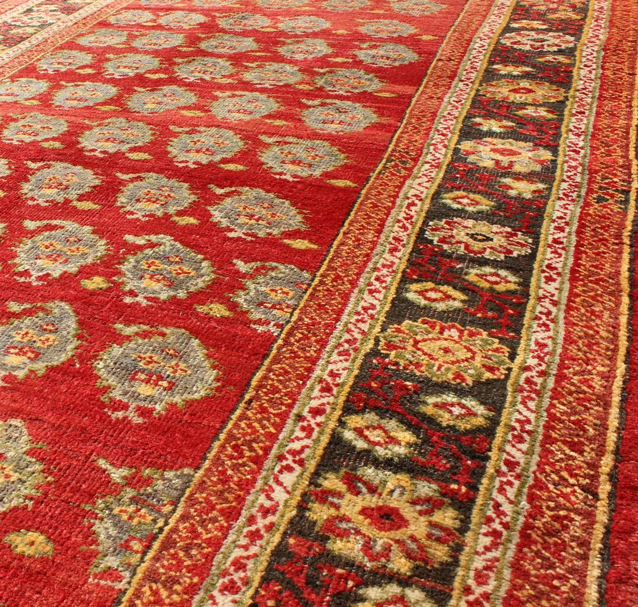 Tappeto turco vintage Oushak con disegno Paisley all-over e campo centrale rosso In condizioni ottime a Atlanta, GA