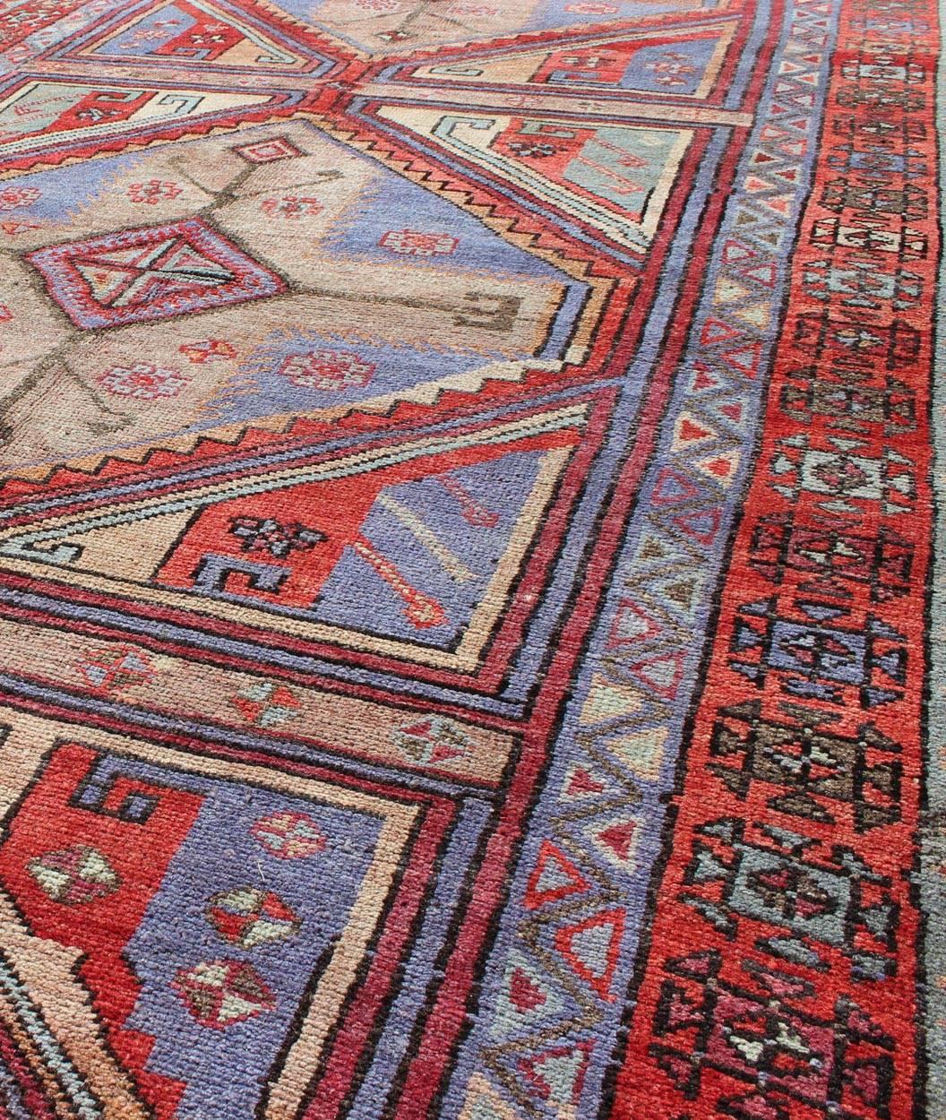 Tapis de couloir Oushak vif et coloré avec médaillons répétés en diamants Excellent état - En vente à Atlanta, GA