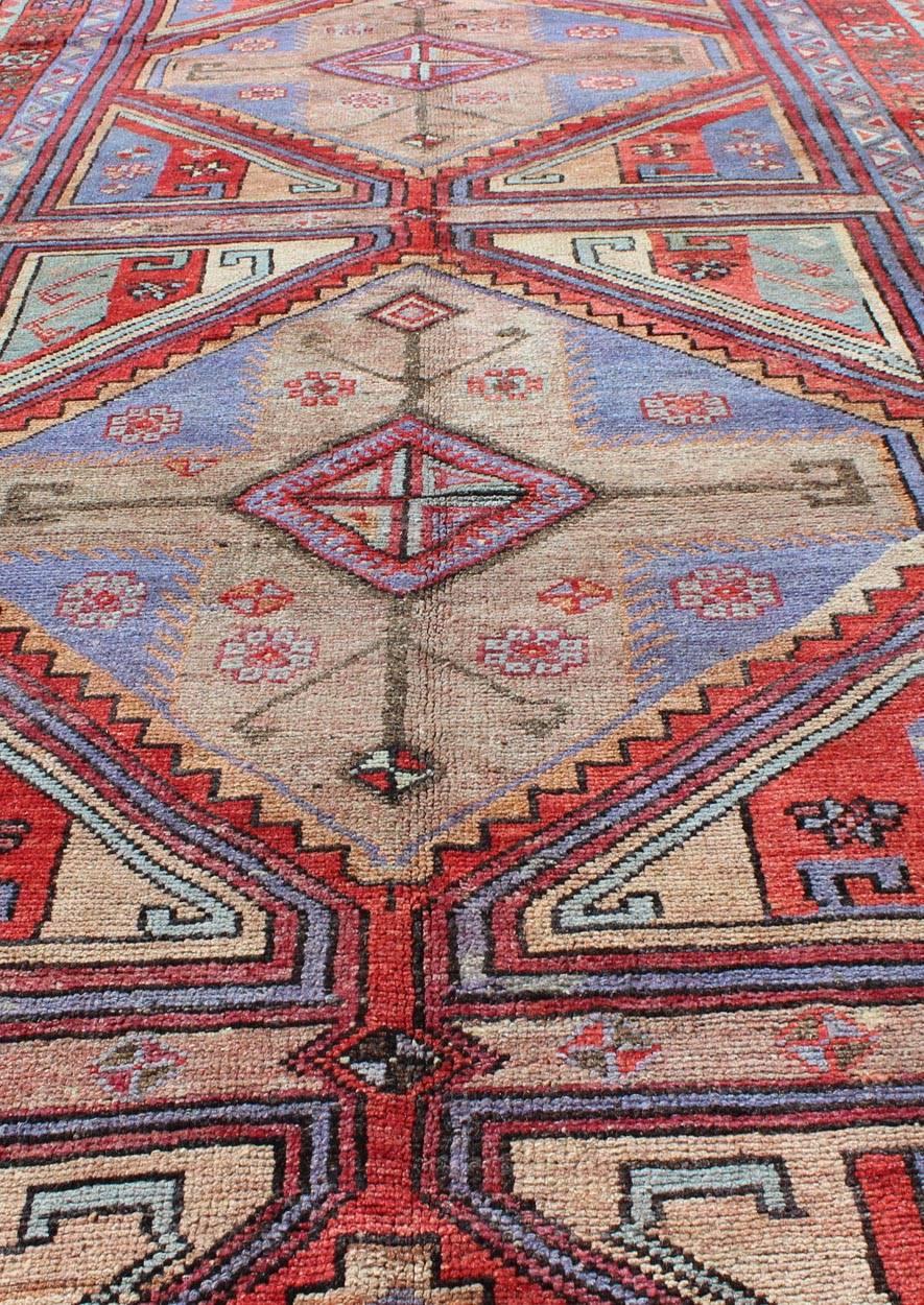 20ième siècle Tapis de couloir Oushak vif et coloré avec médaillons répétés en diamants en vente