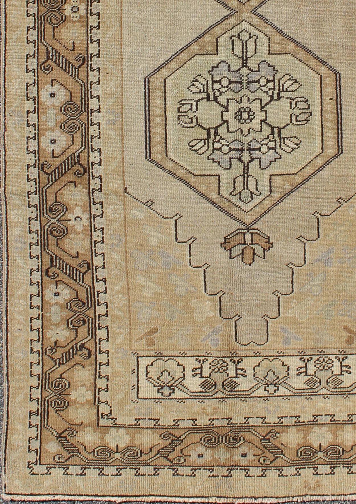 Oushak Carpet with Multi-Layered Diamond Medallions in Taupe rug/tu-ugu-136010  origin/turkey

This vintage Oushak features a unique blend of colors and an intricately beautiful design. The two multi-layered diamond medallions are complemented by