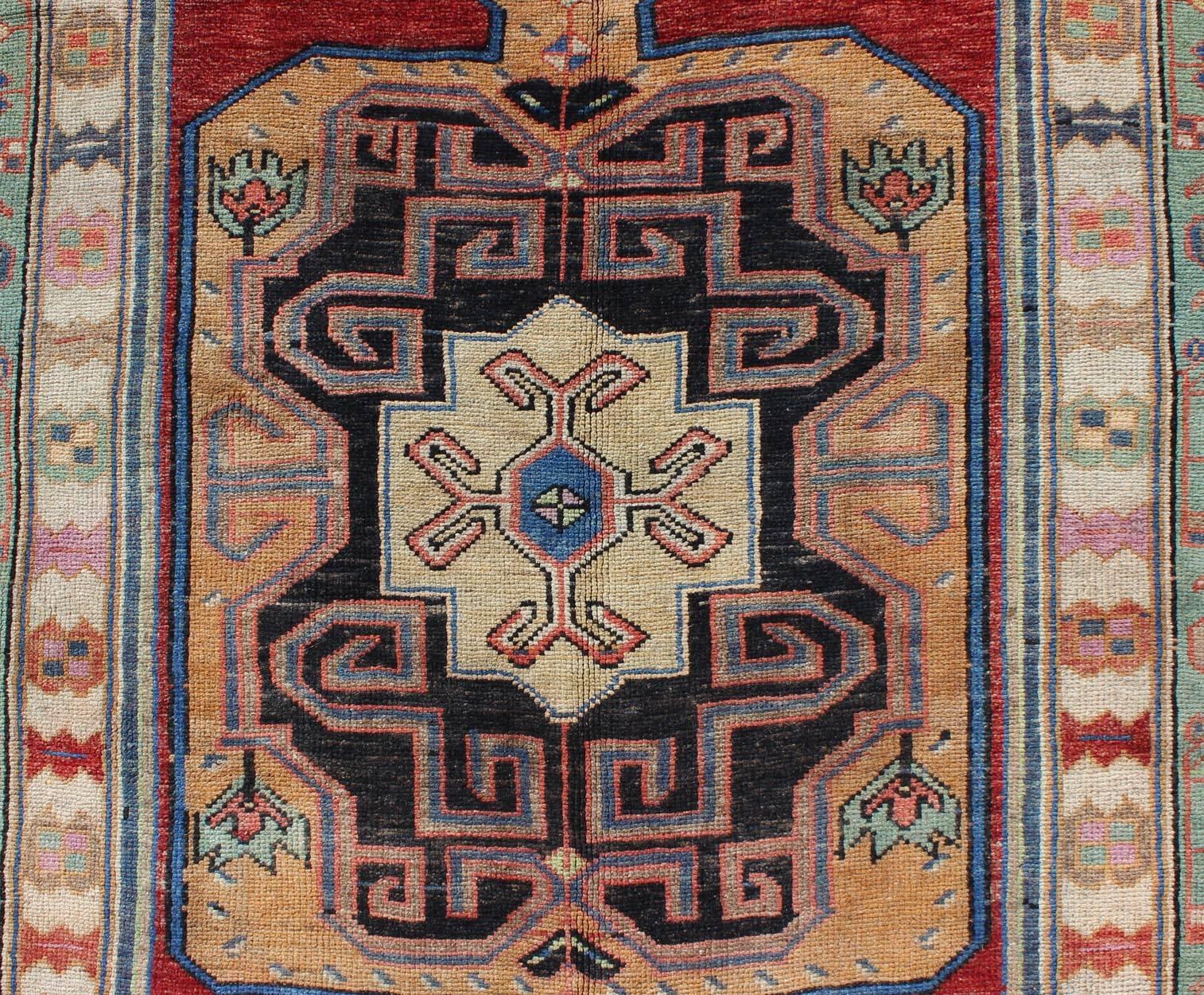 Schöner türkischer Oushak-Teppich mit einzigartigen Farben und geometrischem Design (20. Jahrhundert)