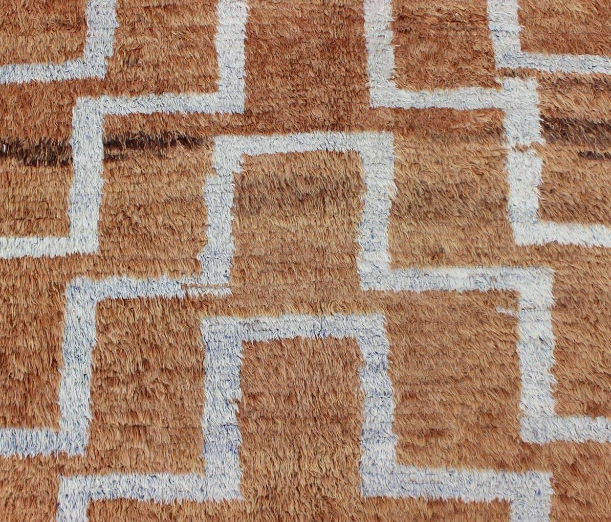 Turc Grand tapis turc Tulu du milieu du siècle dernier avec motif tribal relié en vente