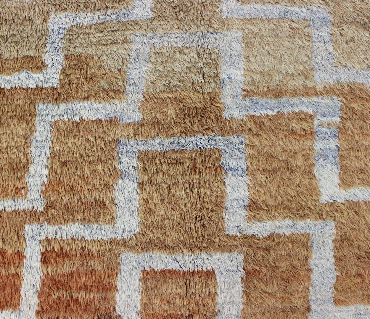 Noué à la main Grand tapis turc Tulu du milieu du siècle dernier avec motif tribal relié en vente
