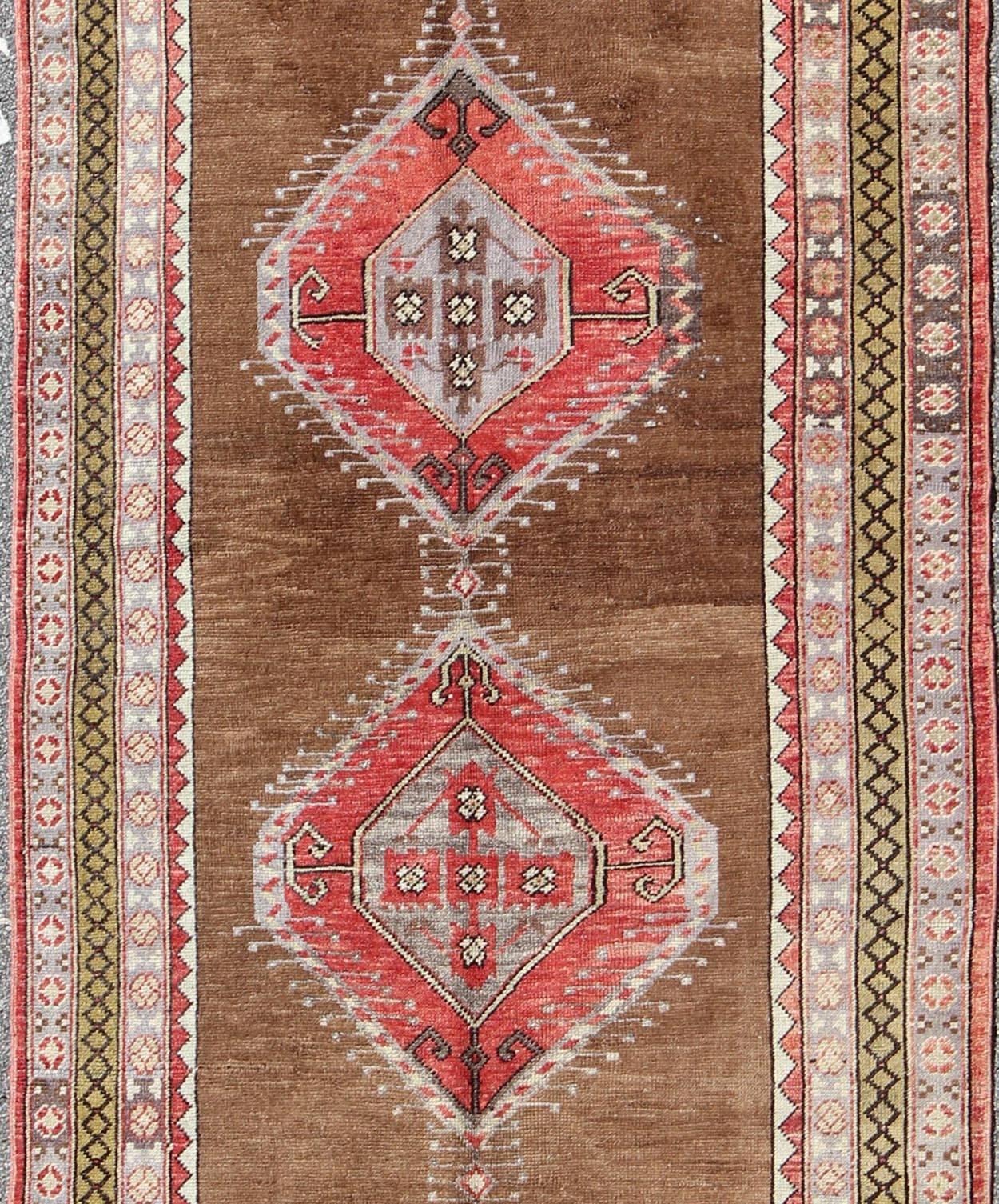 Türkischer Oushak-Teppich im Vintage-Stil mit drei großen Medaillons und mehreren Bordüren im Zustand „Hervorragend“ im Angebot in Atlanta, GA