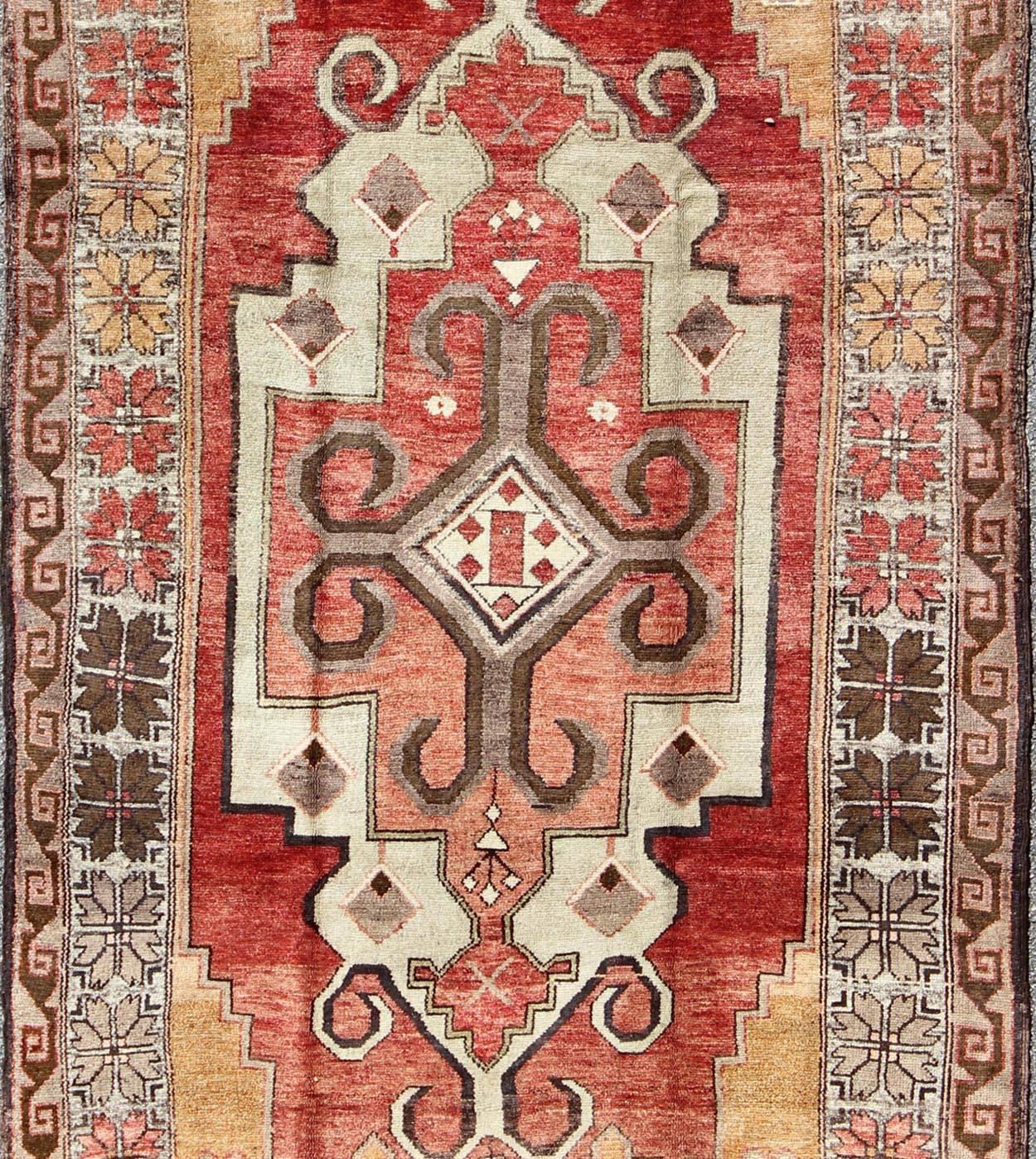 Türkischer Oushak-Teppich im Vintage-Stil mit geometrischem Stammesmedaillon in Rot, Elfenbein und Gold (Handgeknüpft) im Angebot