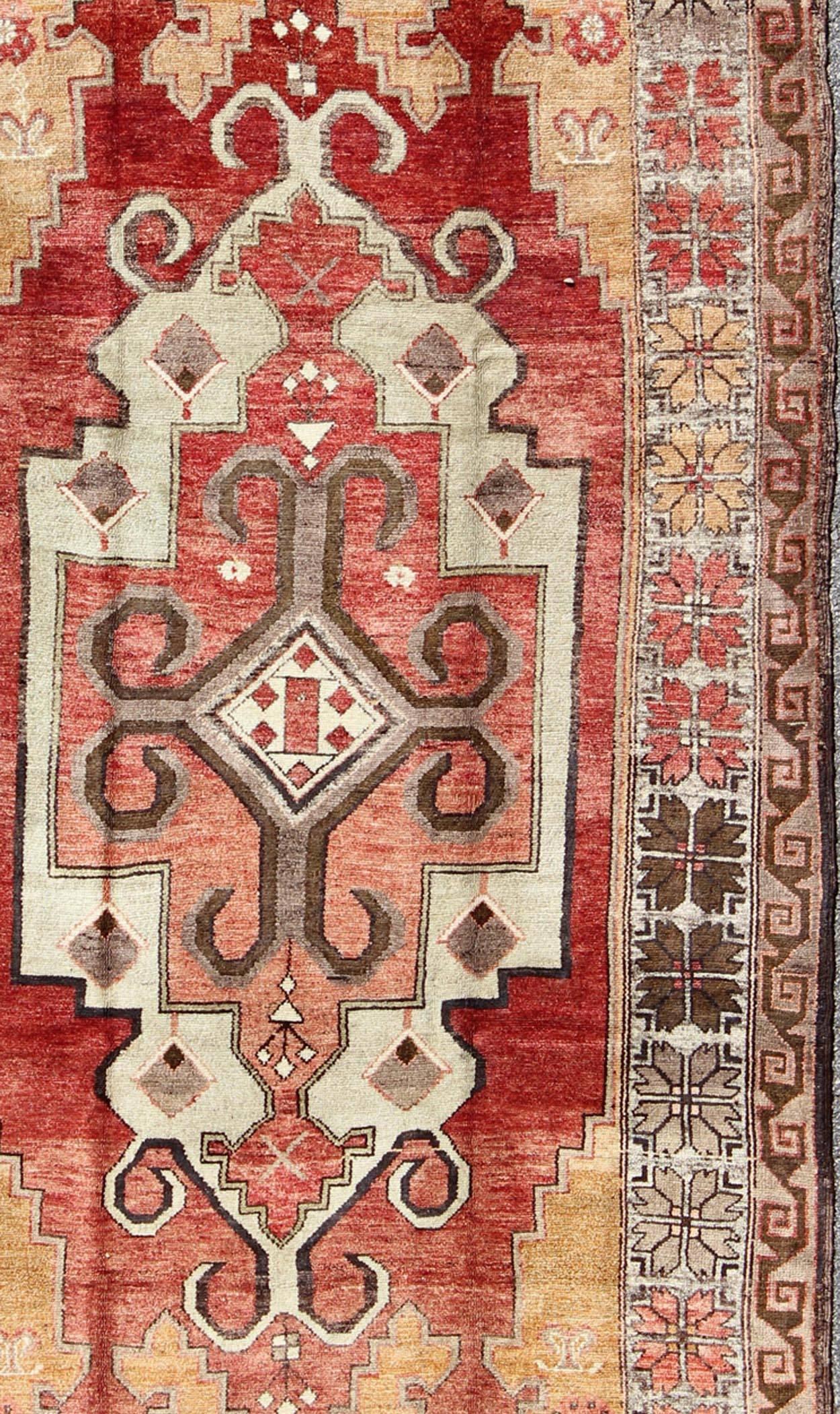 Türkischer Oushak-Teppich im Vintage-Stil mit geometrischem Stammesmedaillon in Rot, Elfenbein und Gold im Zustand „Hervorragend“ im Angebot in Atlanta, GA