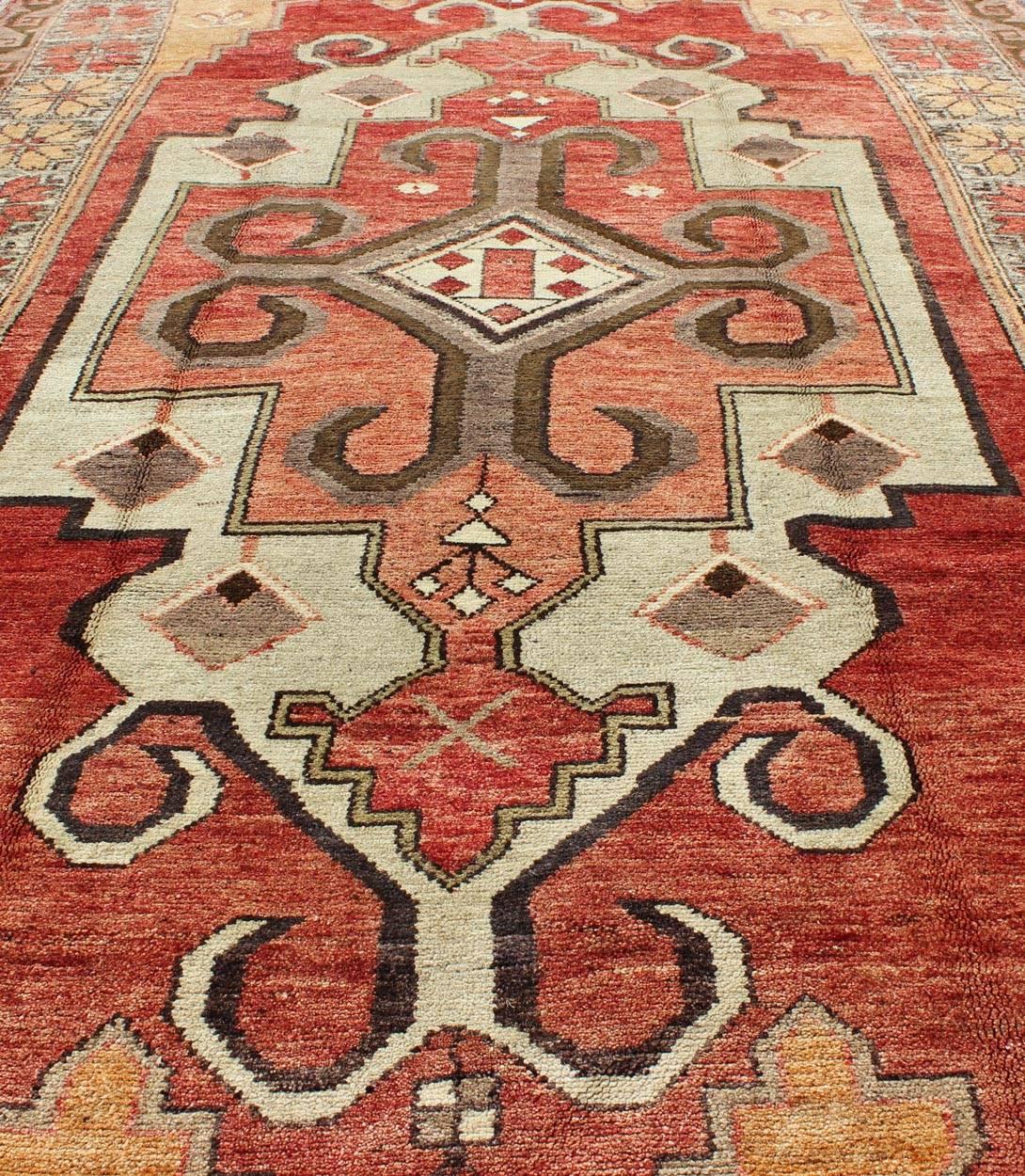 Türkischer Oushak-Teppich im Vintage-Stil mit geometrischem Stammesmedaillon in Rot, Elfenbein und Gold (Wolle) im Angebot