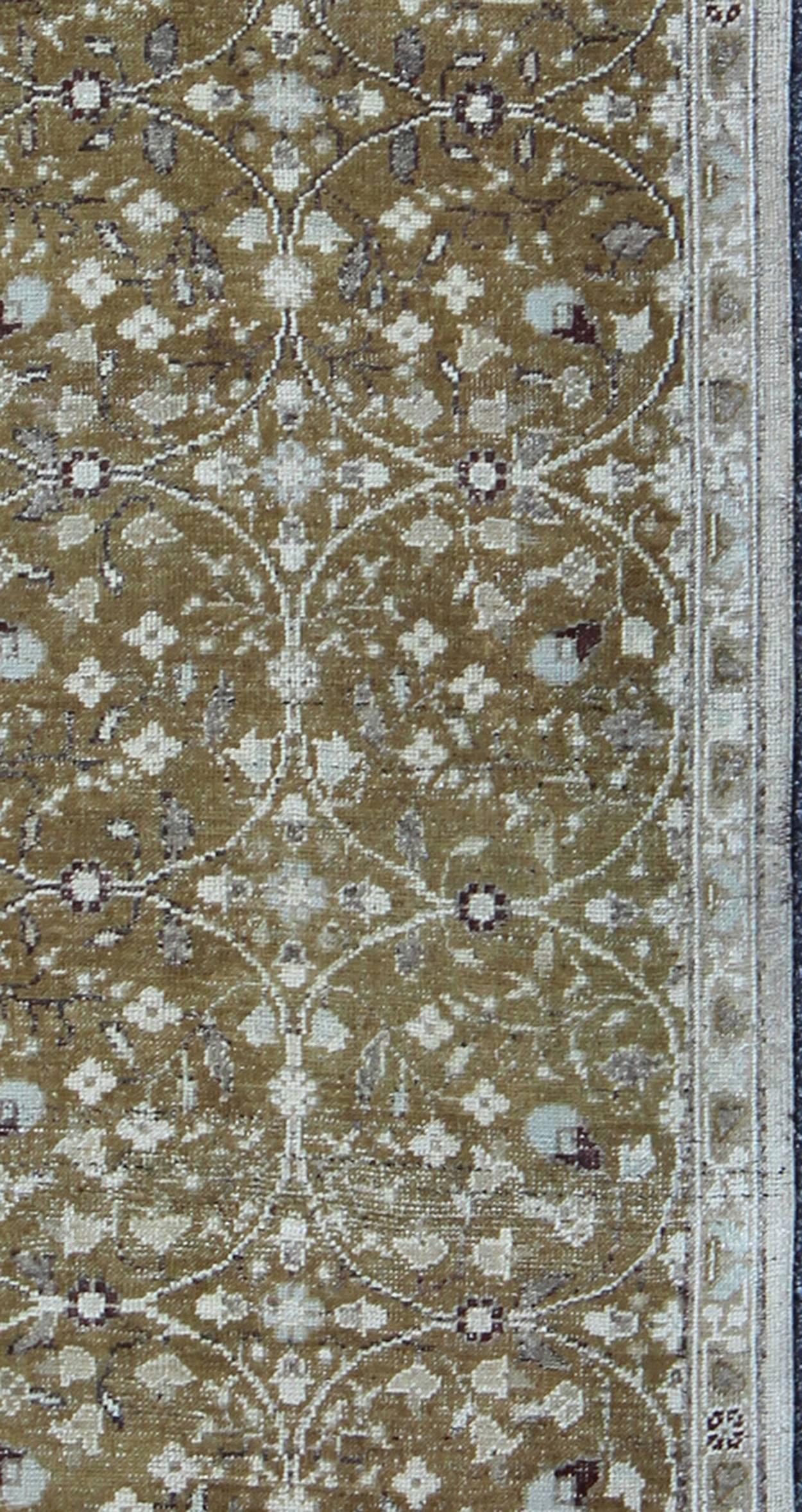 Noué à la main Tapis d'Oushak ancien à motifs superposés avec fleurs en ivoire et vert olive en vente