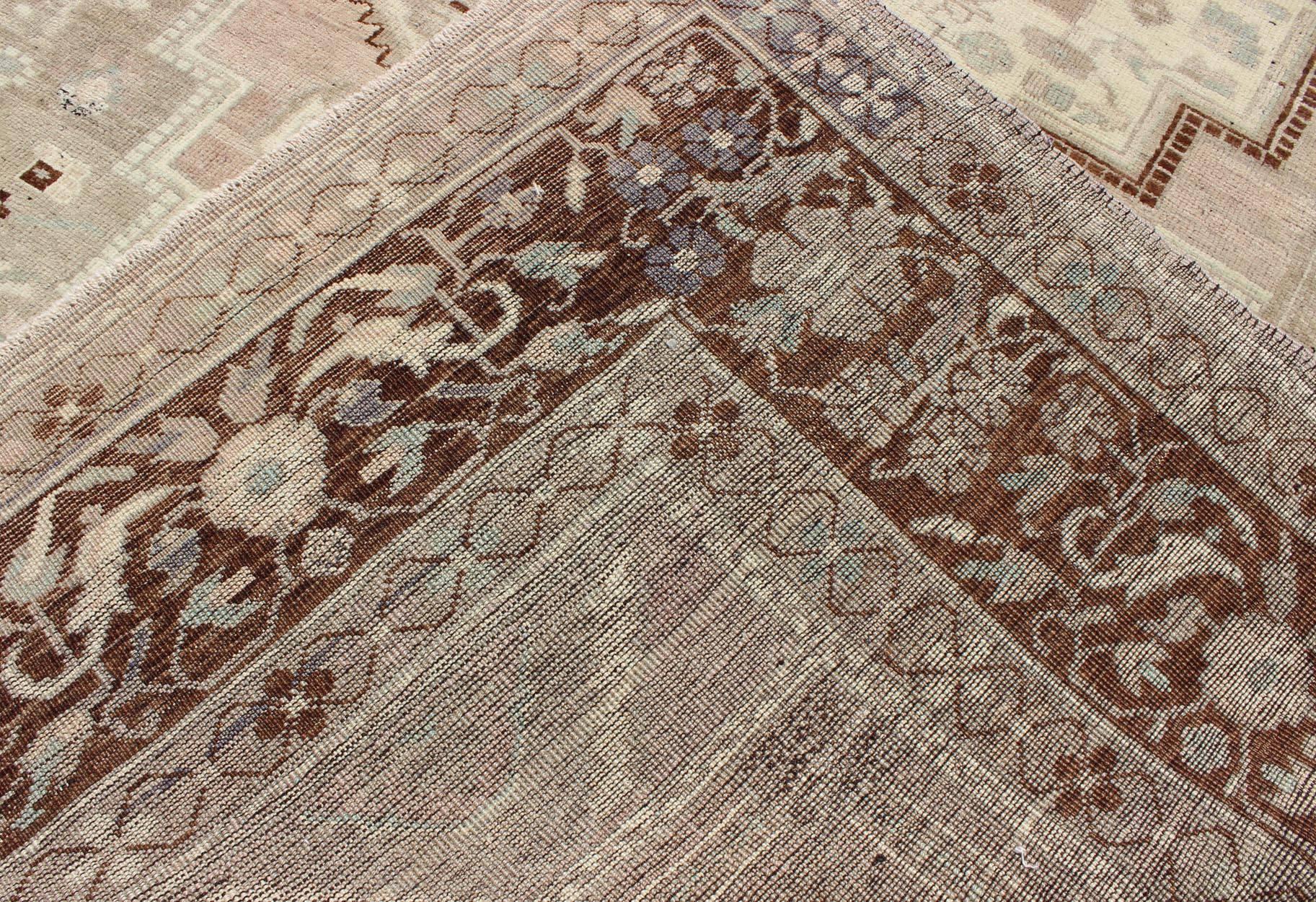 Charmant tapis vintage Oushak en bordures Brown, Taupe, Blush et Gray/Green en vente 1