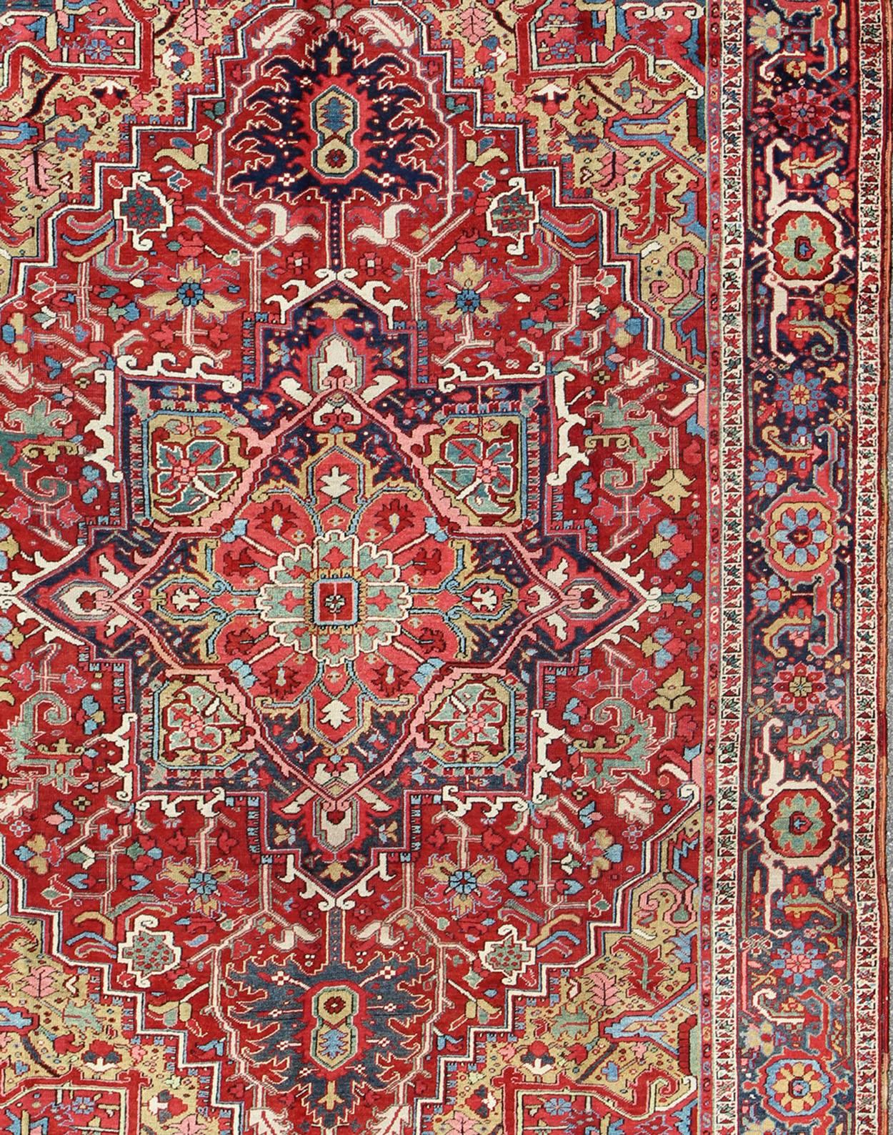 Antiker Heriz-Teppich mit stilisierten Blumenmotiven und ergänzender Bordüre (Persisch) im Angebot