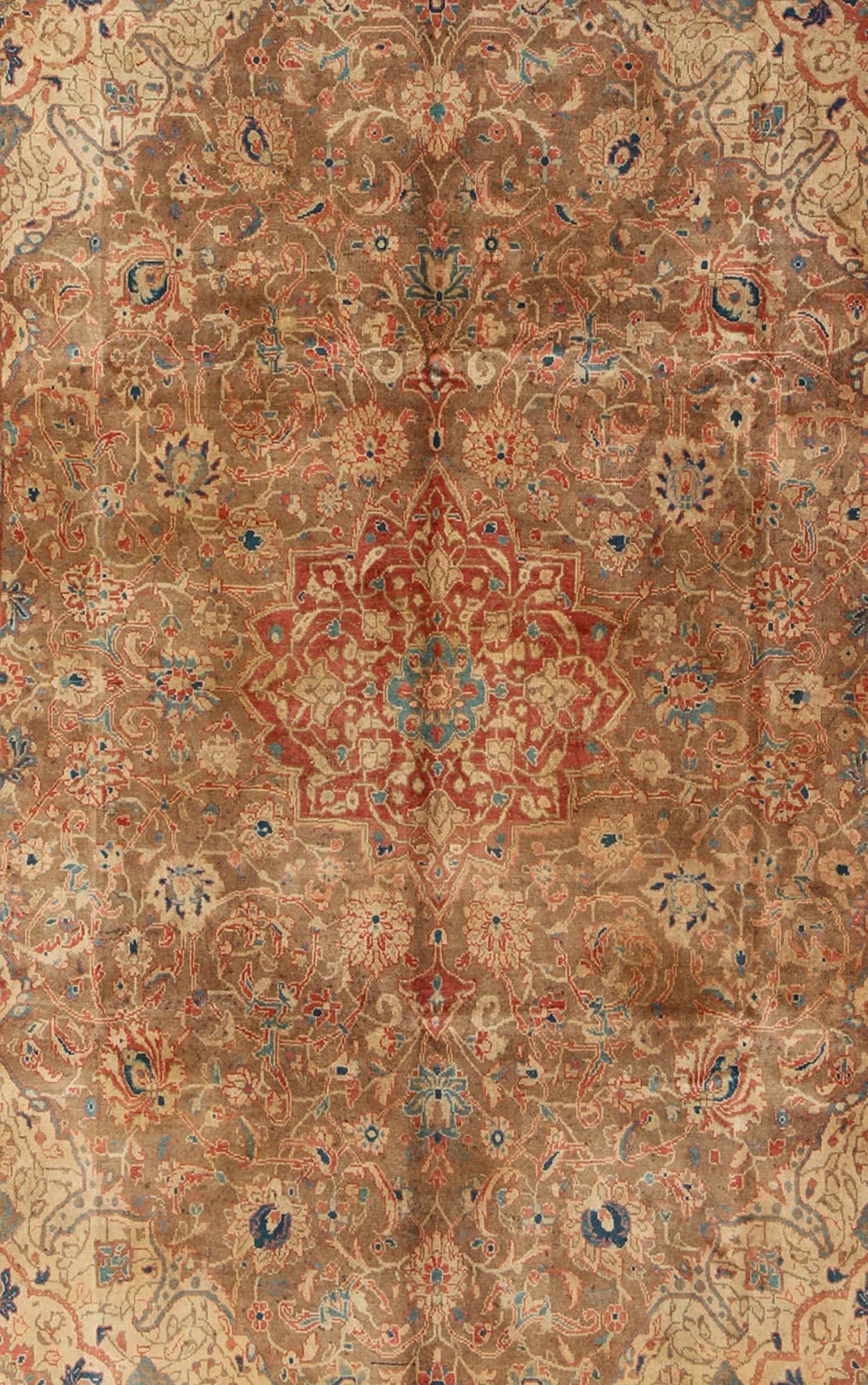 Antiker Mahal-Teppich mit Blumenmuster in Kamel, Koralle, Türkis, Rostrot  (Tabriz) im Angebot