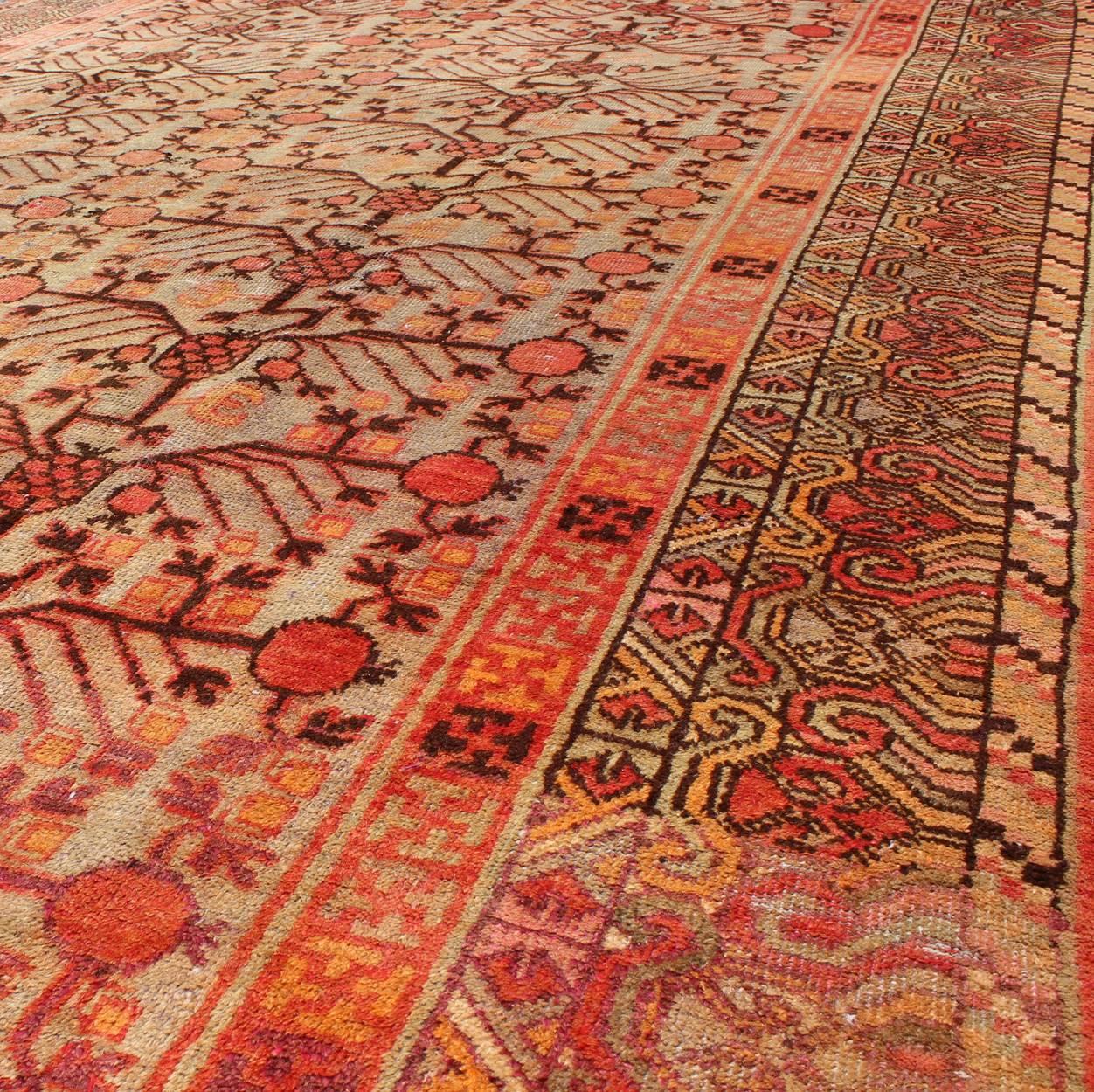 Alfombra antigua Khotan grande con diseño de granadas en gris topo, verde, rojo y marrón Anudado a mano en venta