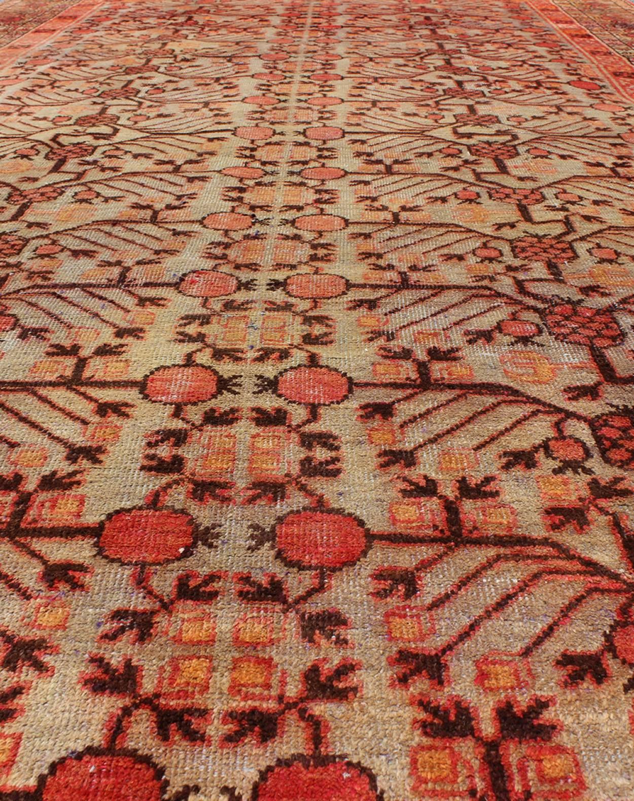 Großer antiker Khotan-Teppich mit Granatapfelmuster in Taupe, Grün, Rot und Braun im Angebot 1