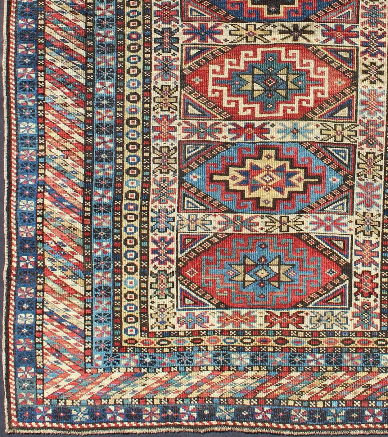Tapis ancien du Caucase avec six médaillons centraux et des bordures géométriques complexes. Keivan Woven Arts / tapis 13-0302, pays d'origine / type : CIRCA / KUBA, vers 1880.
Mesures : 3'4 x 5'0.
Ce superbe tapis Kouba de la fin du XIXe siècle,