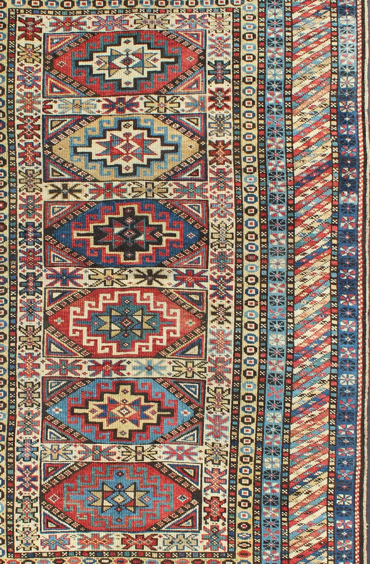 Caucasien Tapis caucasien ancien avec six médaillons centraux et bordures géométriques complexes en vente