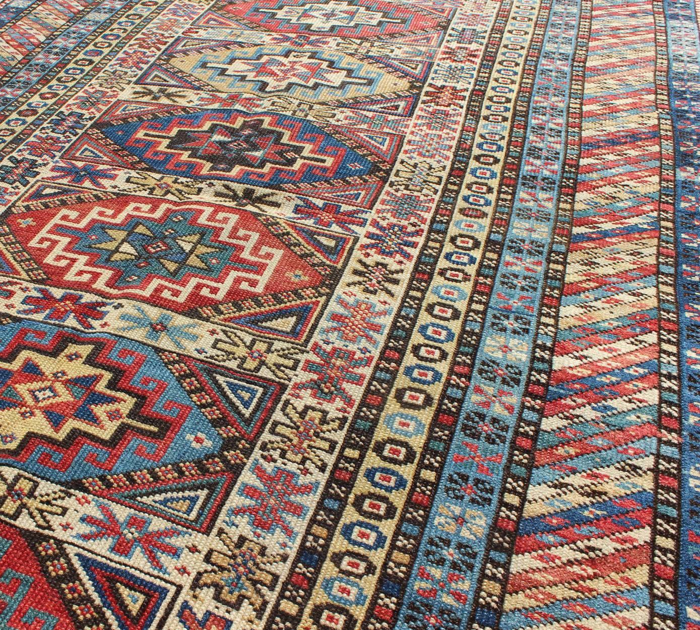 Noué à la main Tapis caucasien ancien avec six médaillons centraux et bordures géométriques complexes en vente