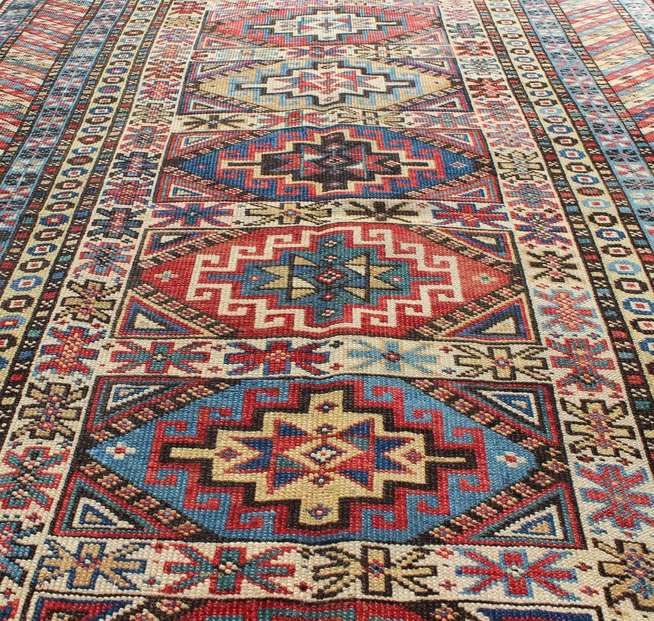 Tapis caucasien ancien avec six médaillons centraux et bordures géométriques complexes Bon état - En vente à Atlanta, GA