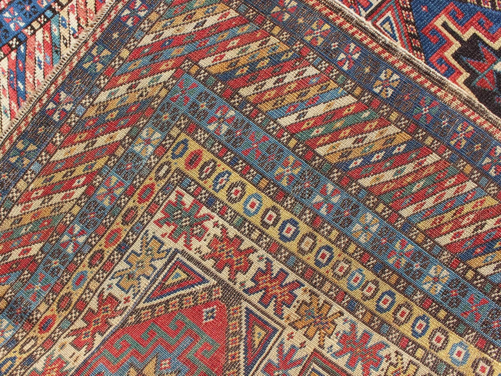 XIXe siècle Tapis caucasien ancien avec six médaillons centraux et bordures géométriques complexes en vente