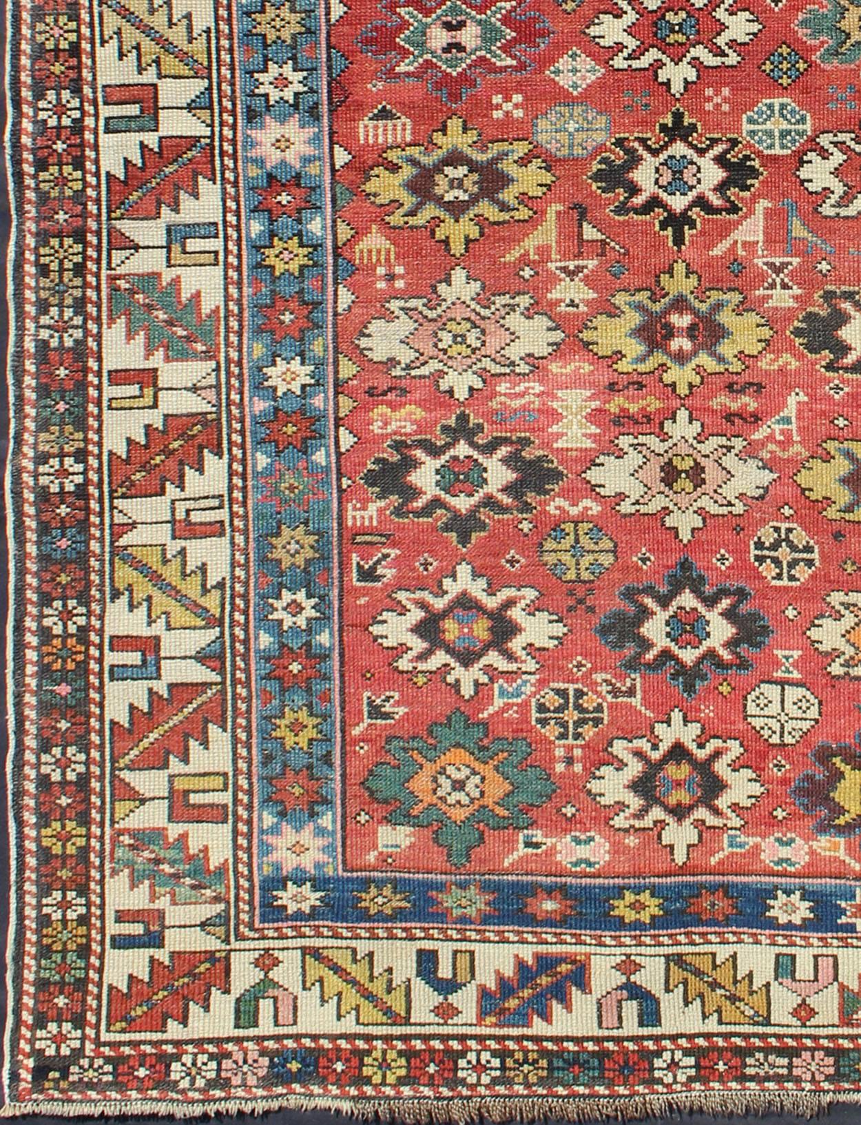 Alfombra antigua caucásica Shirvan con estampado de flores y colores vibrantes. Keivan Woven Arts / alfombra 13-0514, país de origen / tipo: Caucus / Shirvan, hacia 1900.
Medidas: 3'11 x 5'9 
Esta colorida alfombra Shirvan en flor de finales del