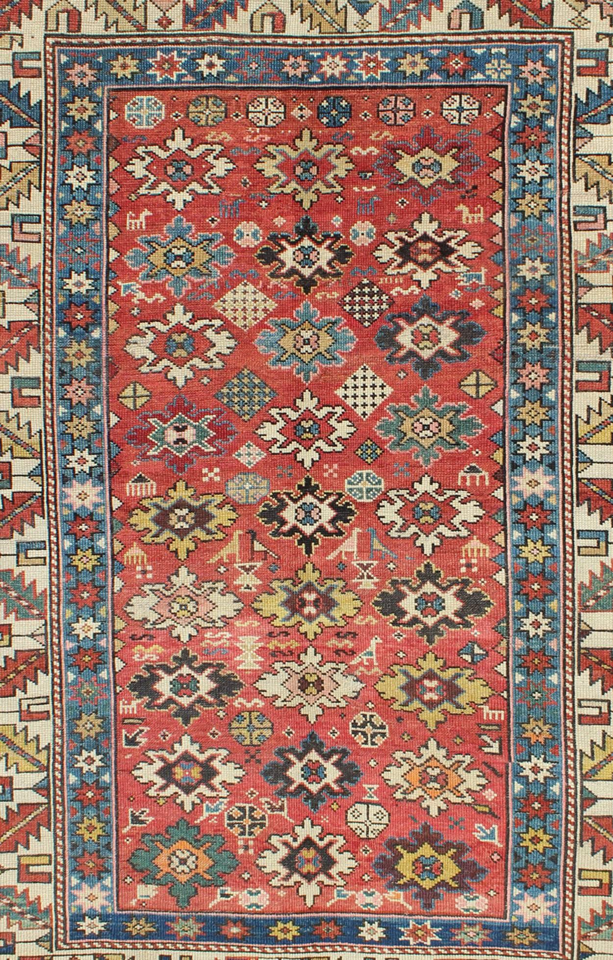 Alfombra antigua caucásica Shirvan con estampado de flores y colores vibrantes Kazajo en venta