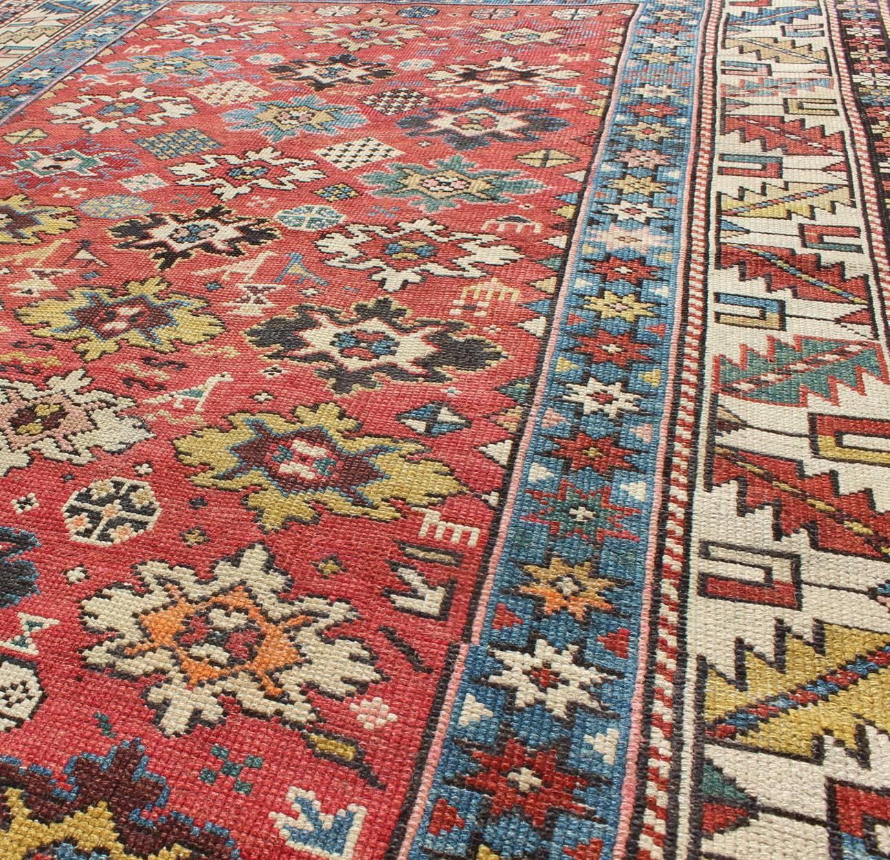 Alfombra antigua caucásica Shirvan con estampado de flores y colores vibrantes Anudado a mano en venta
