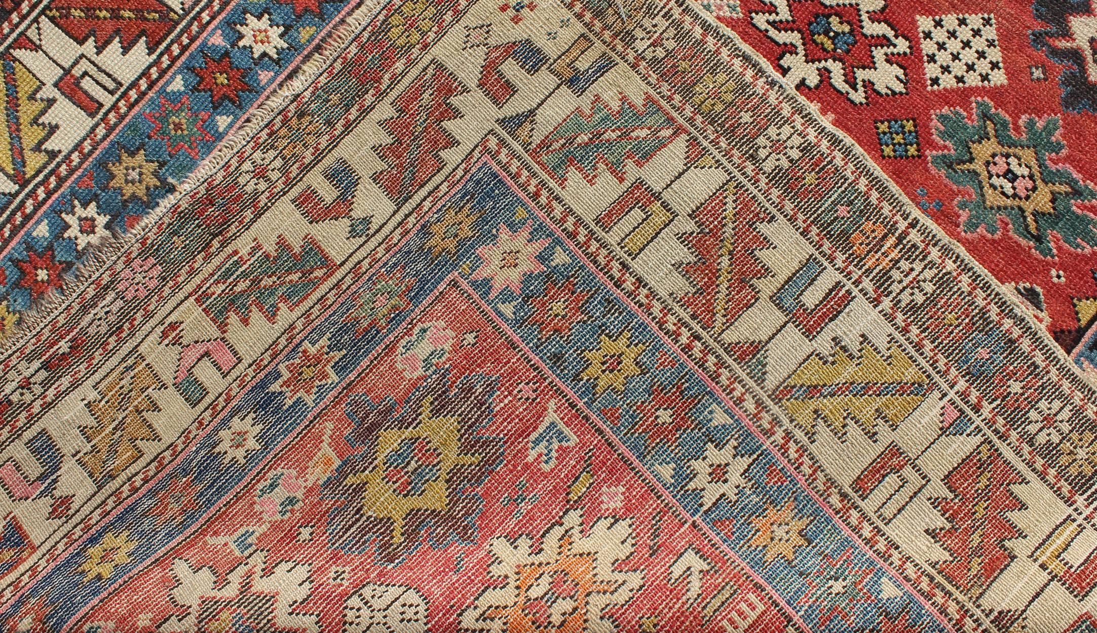 Alfombra antigua caucásica Shirvan con estampado de flores y colores vibrantes en Excelente estado para la venta en Atlanta, GA