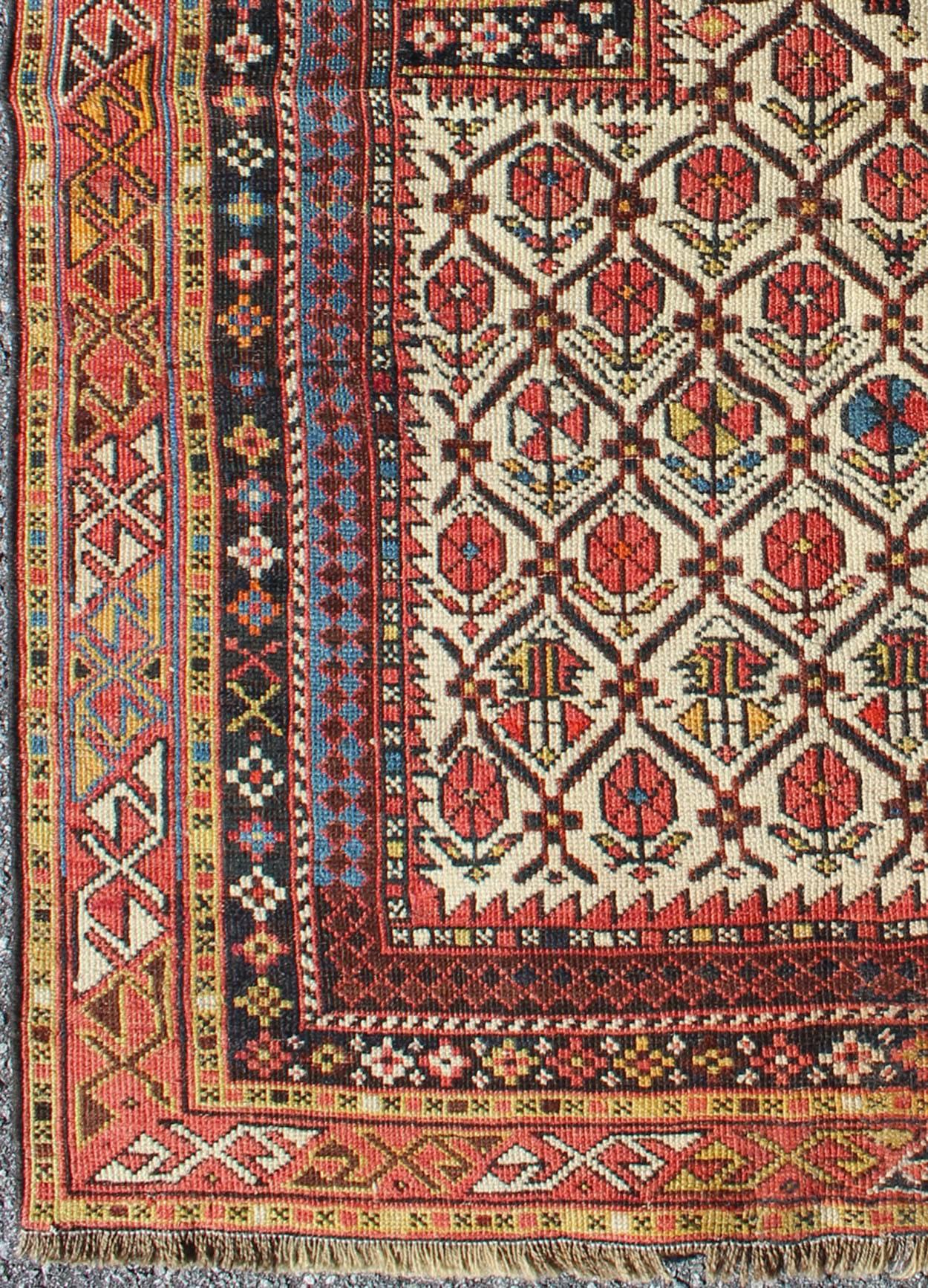 Antiker Gebetsteppich aus Schirwan mit floralem All-Over-Design und geometrischen Bordüren. Keivan Woven Arts / Teppich S12-1208, Herkunftsland / Art: Kaukasus / Kaukasisch, um 1890
Maße: 3'2 x 3'11.
Dieser farbenfrohe Gebetsteppich mit Blumenmuster