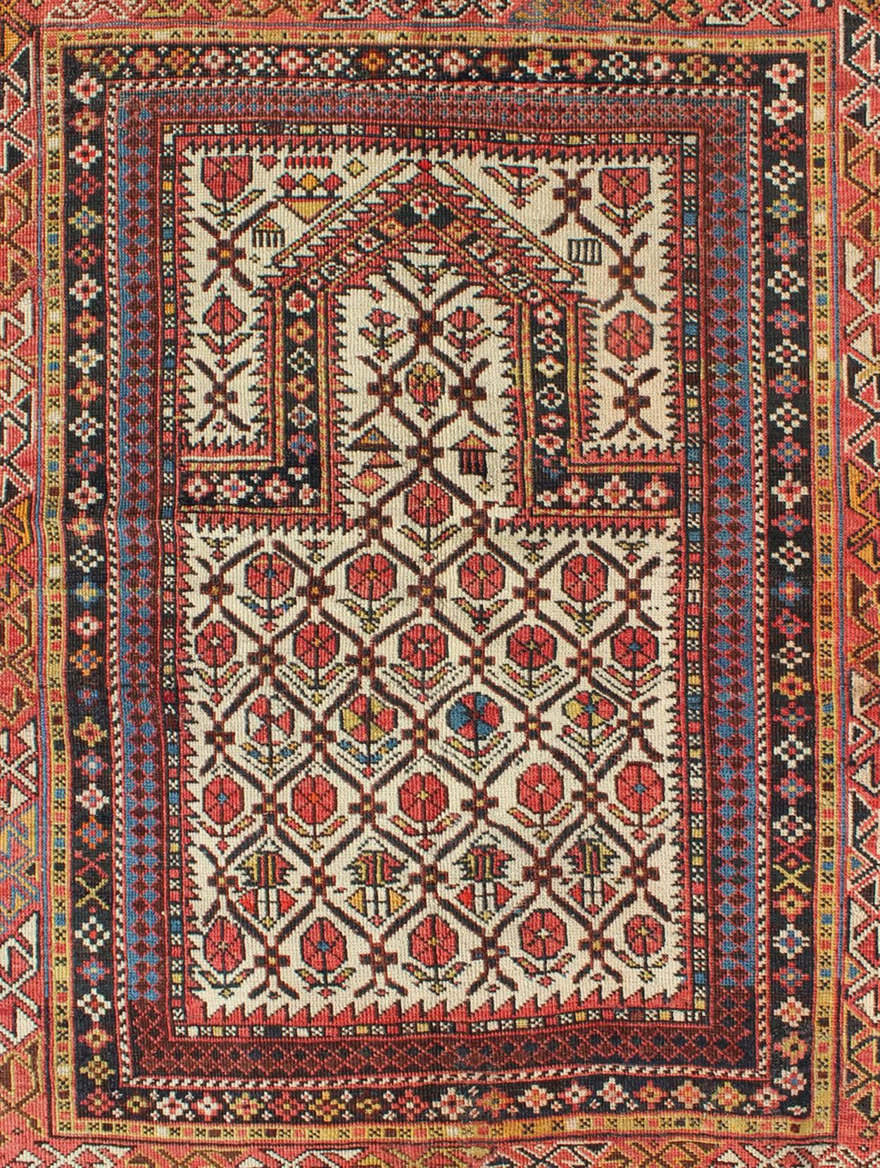 Antiker Shirvan-Gebetteppich mit Blumenmuster und geometrischen Bordüren (Kasachisch) im Angebot