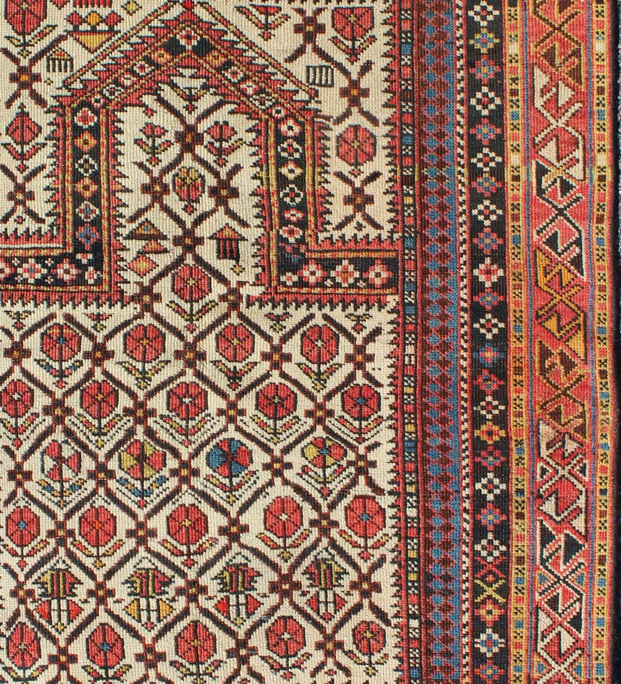 Antiker Shirvan-Gebetteppich mit Blumenmuster und geometrischen Bordüren (Kaukasisch) im Angebot