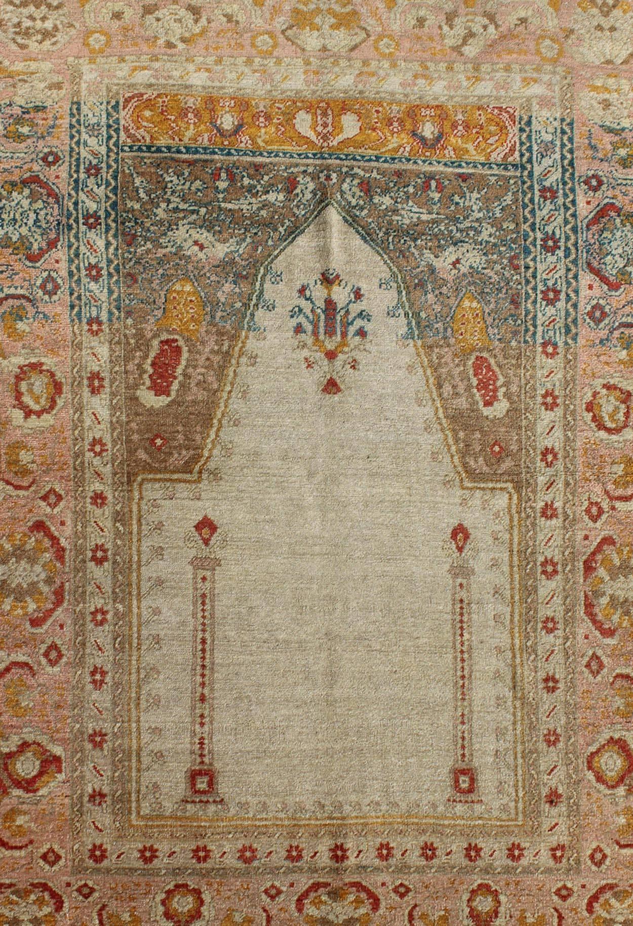 Oushak Ancien tapis de prière turc Sivas avec motif floral en ivoire, taupe et rose en vente