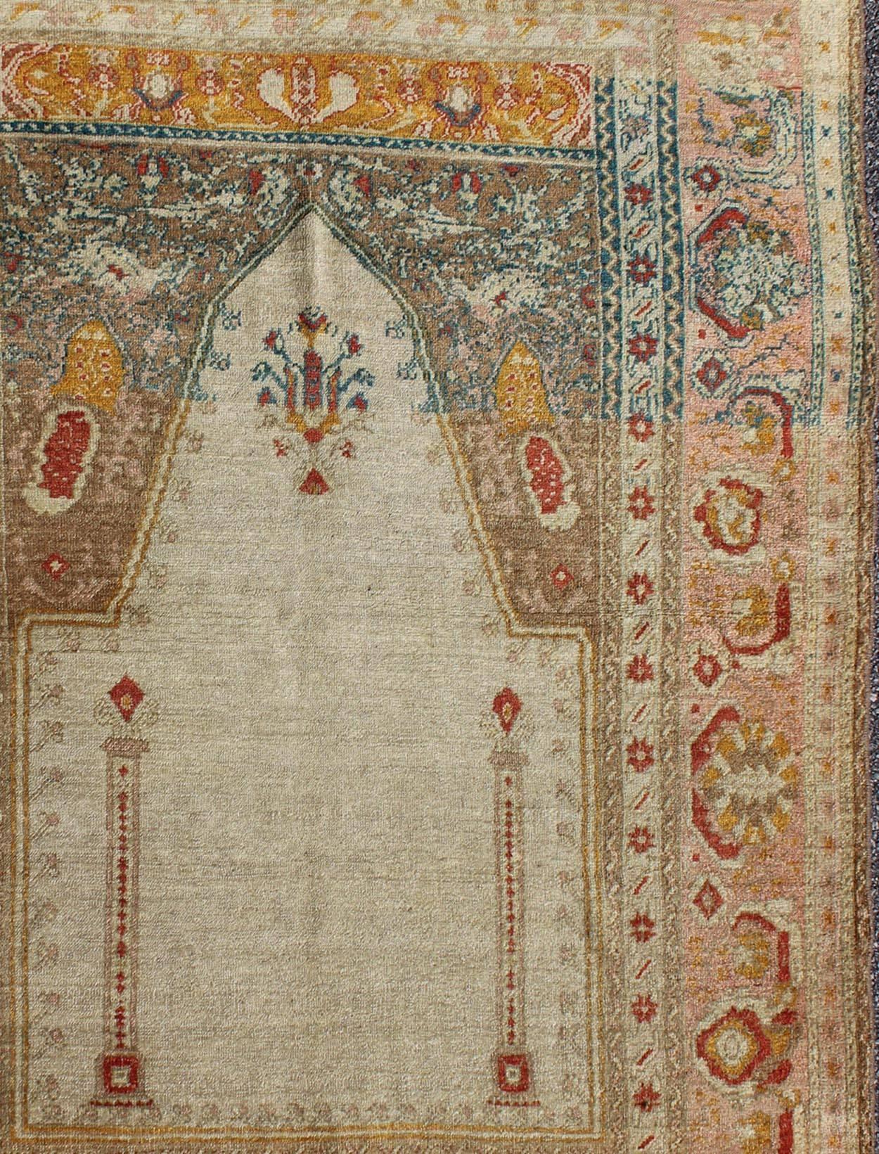 Turc Ancien tapis de prière turc Sivas avec motif floral en ivoire, taupe et rose en vente