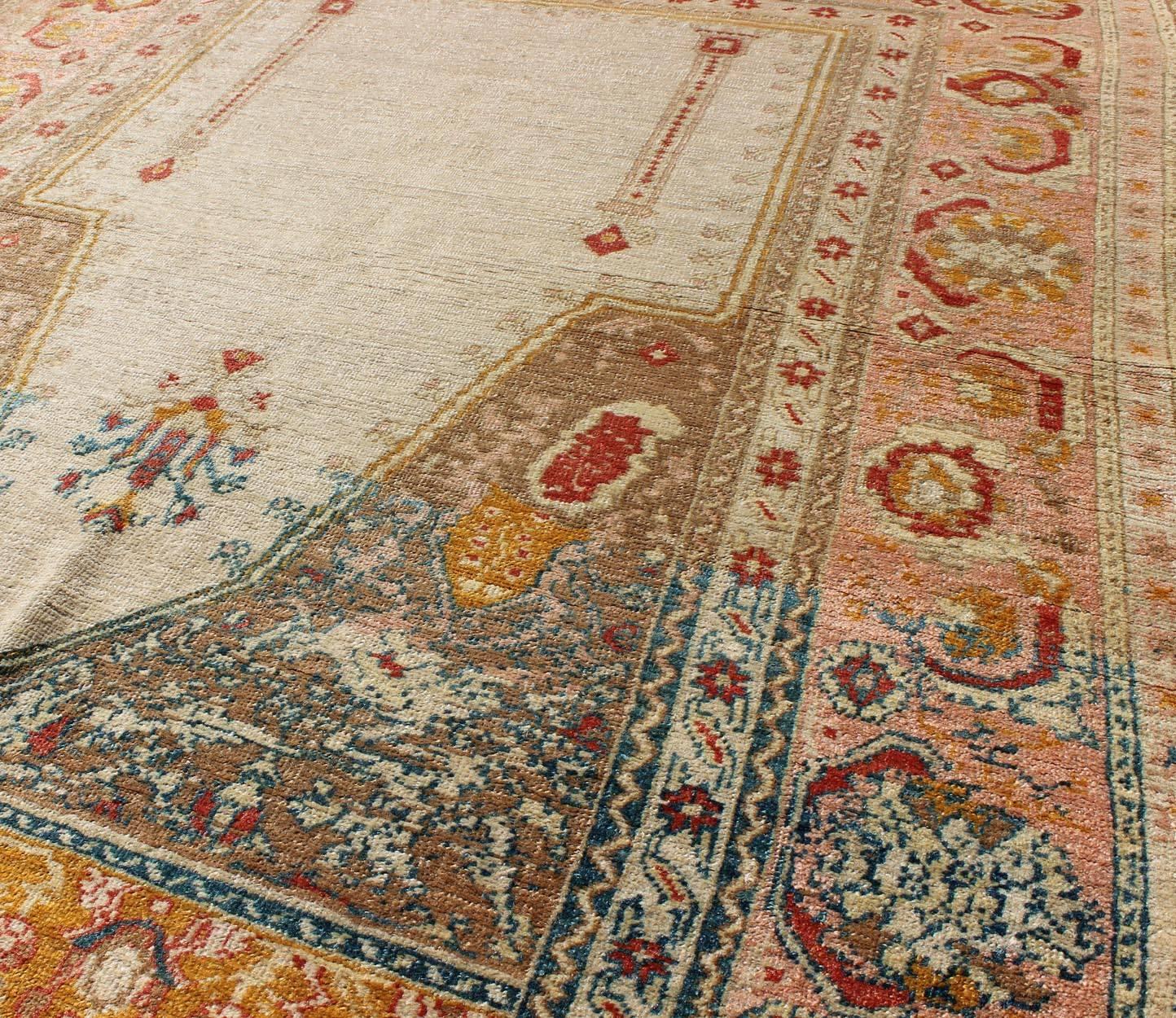 Noué à la main Ancien tapis de prière turc Sivas avec motif floral en ivoire, taupe et rose en vente