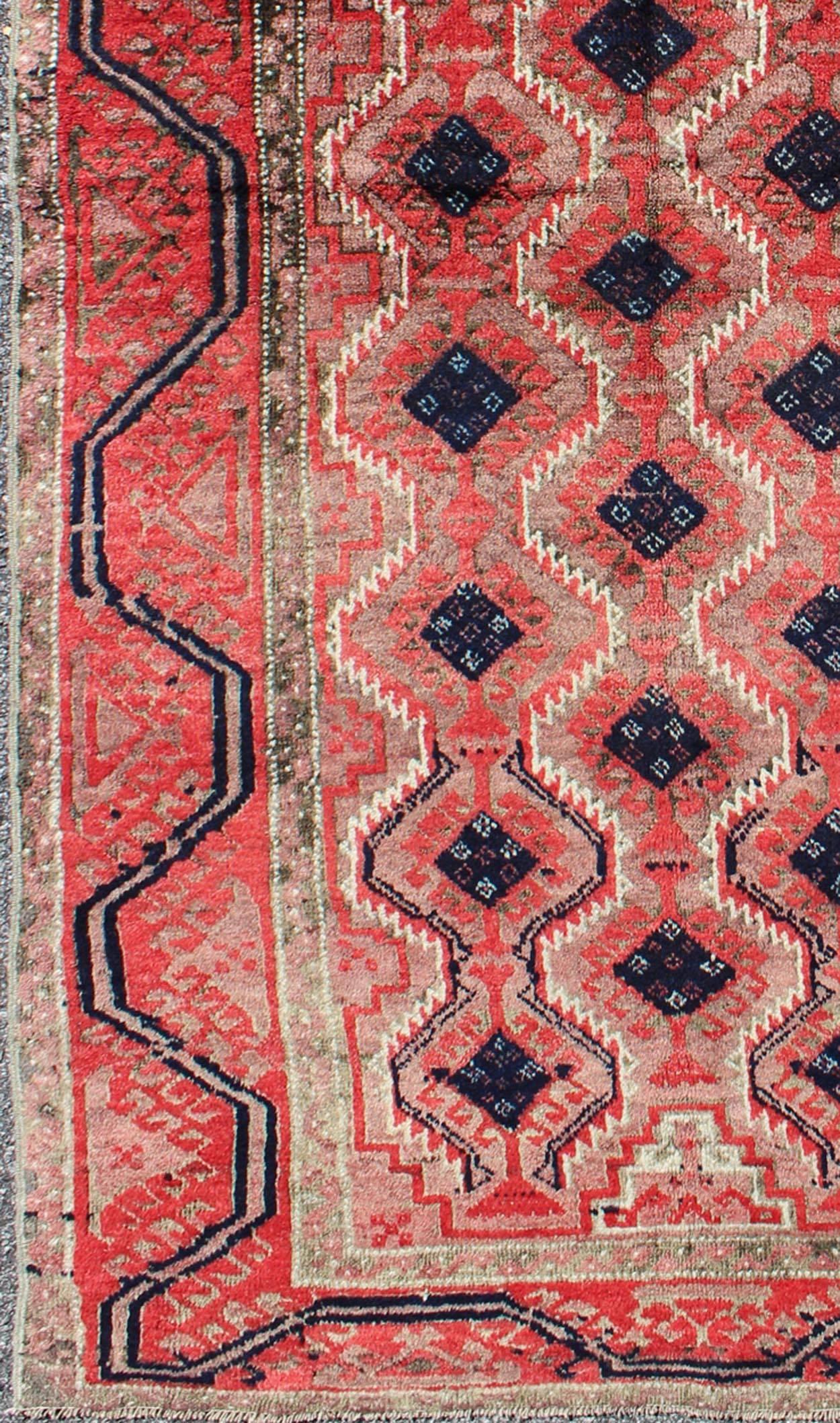 Misure: 3'4 x 6'3. 
Tappeto Beluch vintage di metà secolo con motivo a rombi all-over in rosso e carbone. Keivan Woven Arts /  Tappeto KE-3299, Paese d'origine/tipo: Afghanistan / Tribale, circa metà del XX secolo

Questo imponente e complesso