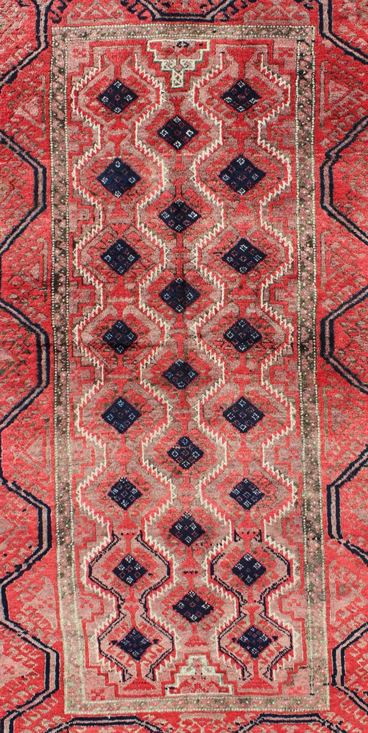 Tribale Tappeto Beluch vintage di metà secolo con motivo a diamante all-over in rosso e carbone in vendita