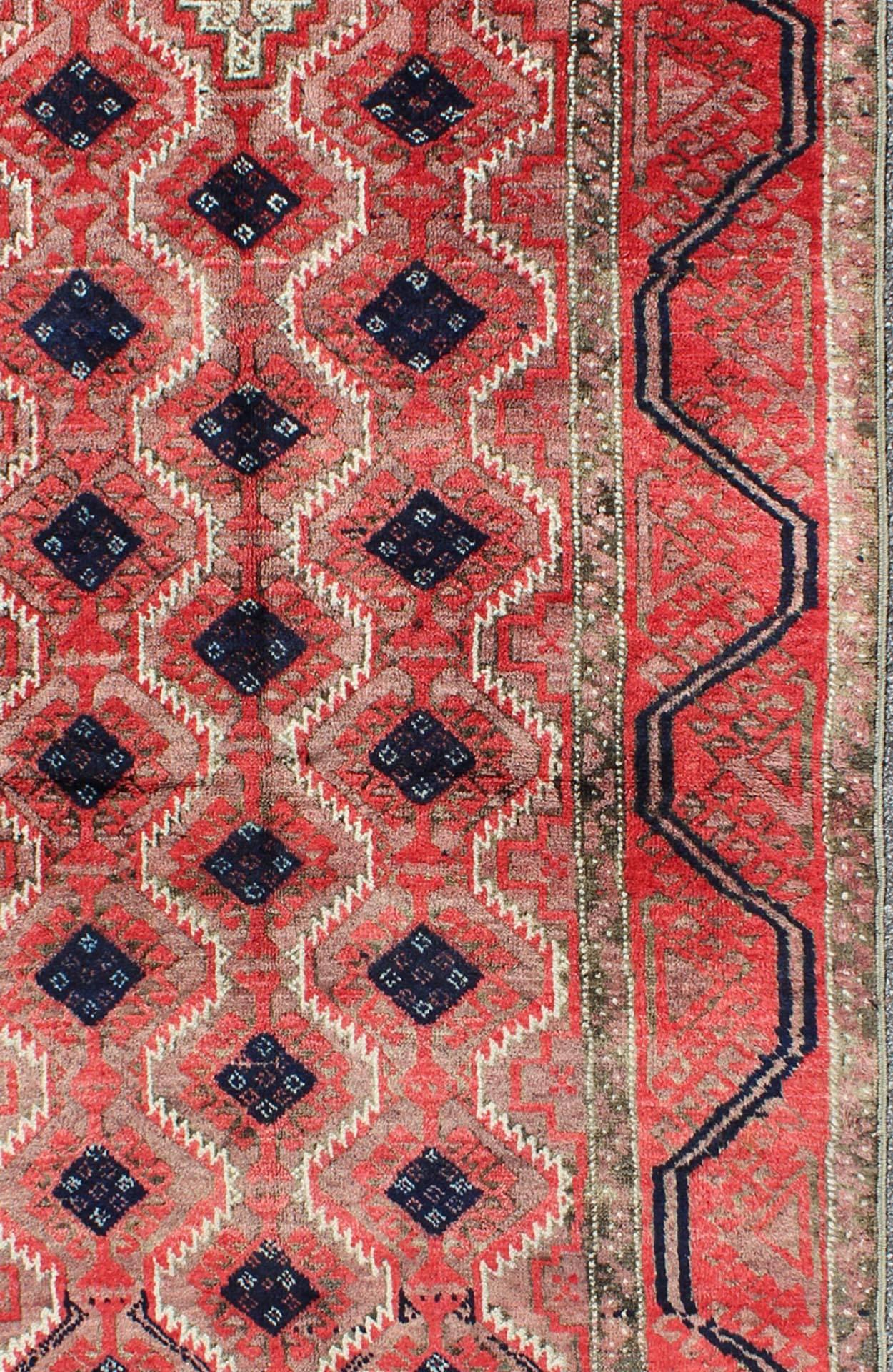 Afghano Tappeto Beluch vintage di metà secolo con motivo a diamante all-over in rosso e carbone in vendita